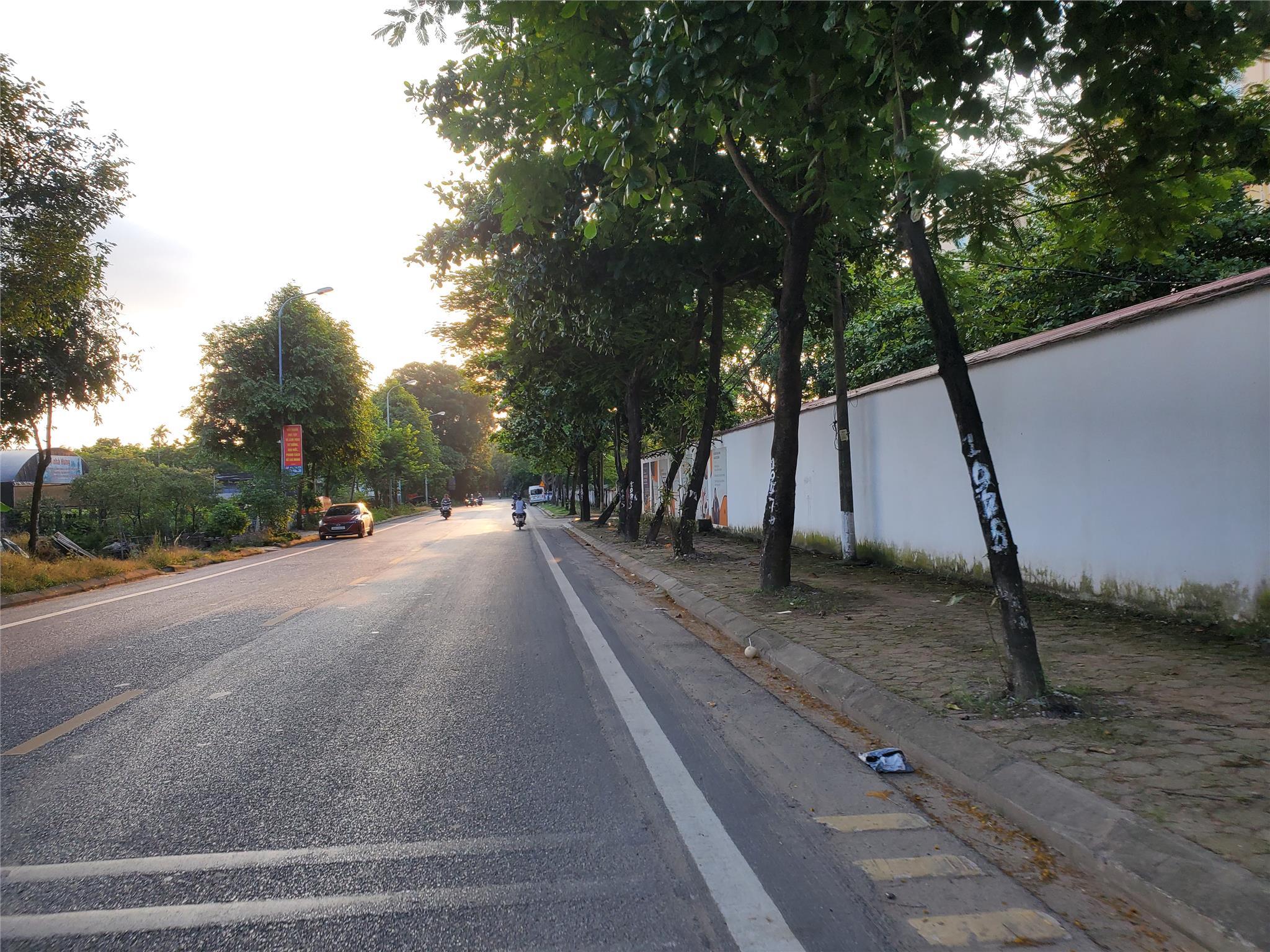 Đất phân lô thổ cư 2 mặt tiền, đường 23B, quay ra đầm Vân trì, đường to.