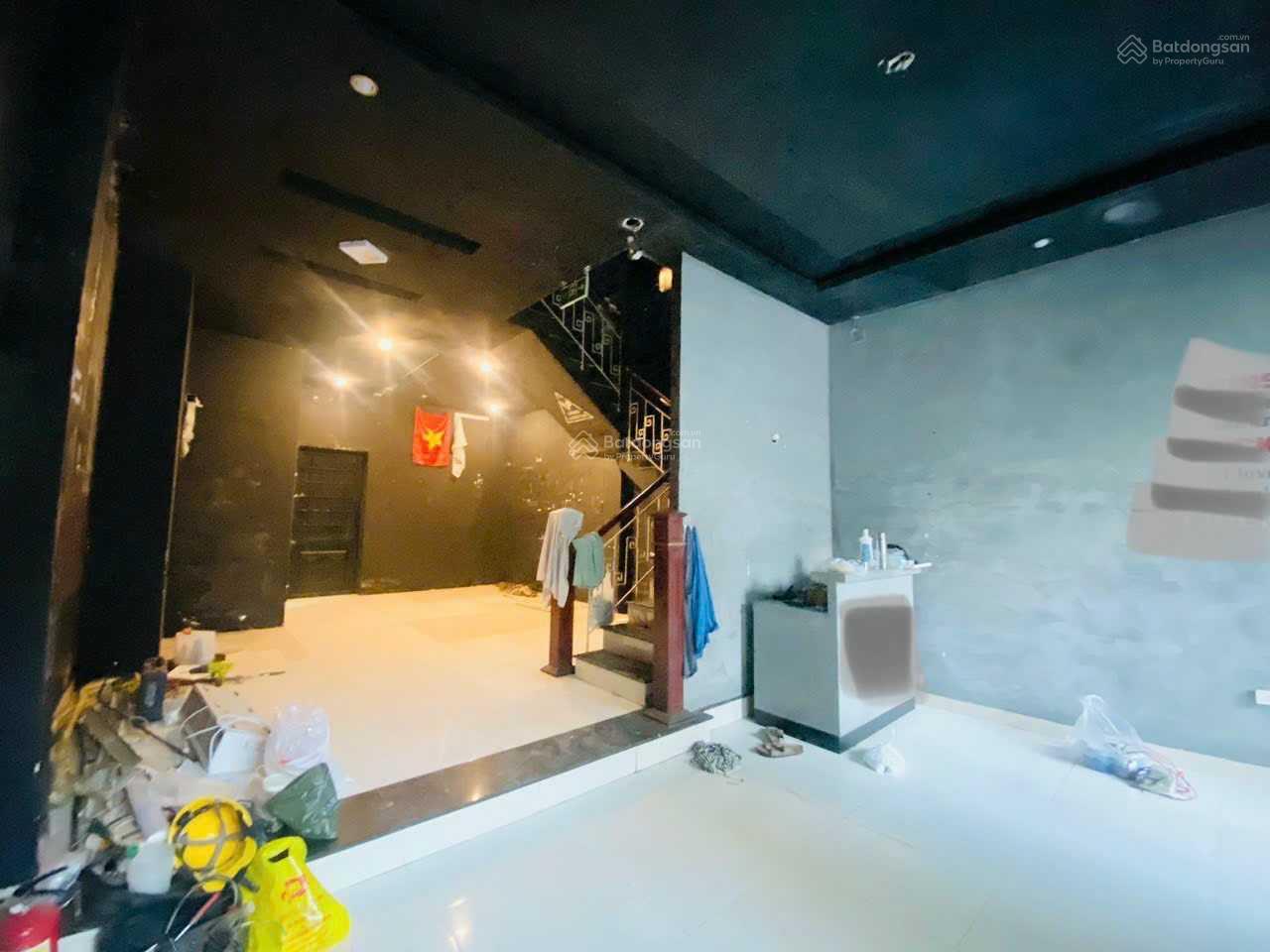 Cho thuê nhà 3 tầng mặt tiền Dương Đình Nghệ khu phố Hàn Quốc có 5 phòng ngủ.