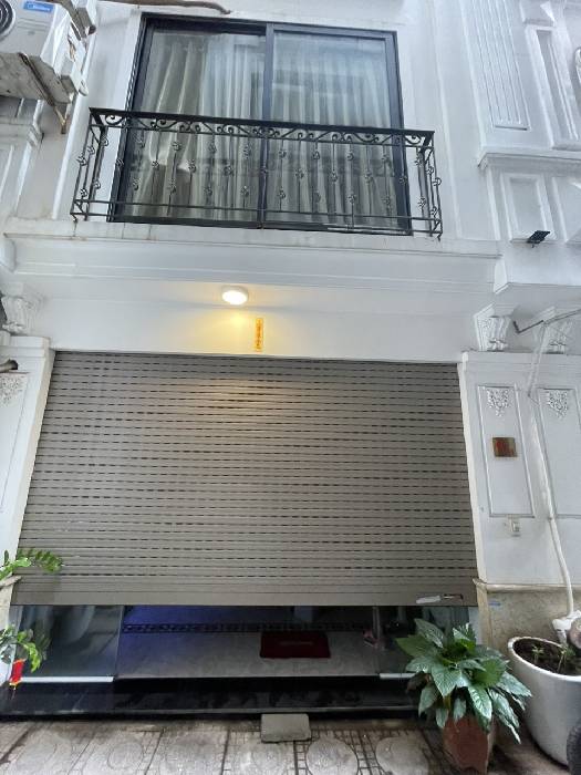 Bán nhà NGUYỄN VĂN LINH, DT40M ,MT 5M , GIÁ 2,8 TỶ. VUÔNG VẮN, Ô TÔ đỗ cửa.