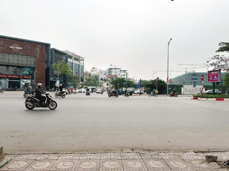 BÁN NHÀ MẶT PHỐ LỚN NGÔ GIA TỰ - VỊ TRÍ ĐẸP NHẤT PHỐ - VỈA HÈ ĐÁ BÓNG - 2 MẶT TIỀN TRƯỚC SAU - KINH DOANH SẦM UẤT.