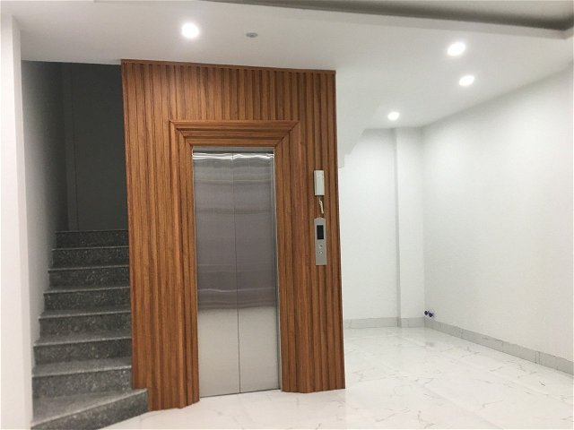 Bán nhà khu vực Hồ Tây lộng gió DT 50m2 có thang máy giá chỉ hơn 8 tỷ.