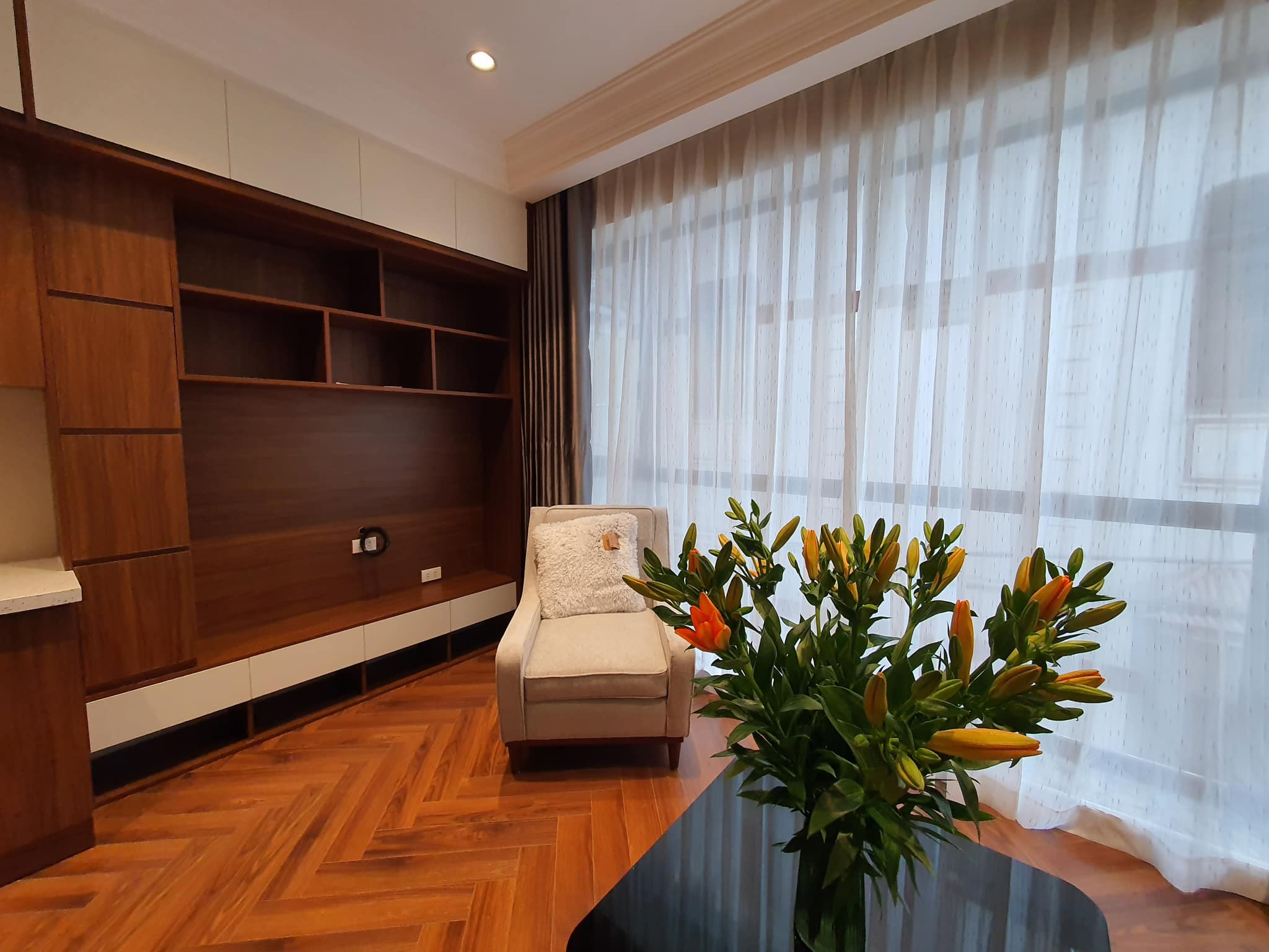 TỨ LIÊN - GARA 7 CHỖ, THANG MÁY, DOANH THU >800 TRIỆU 9.1 TỶ.