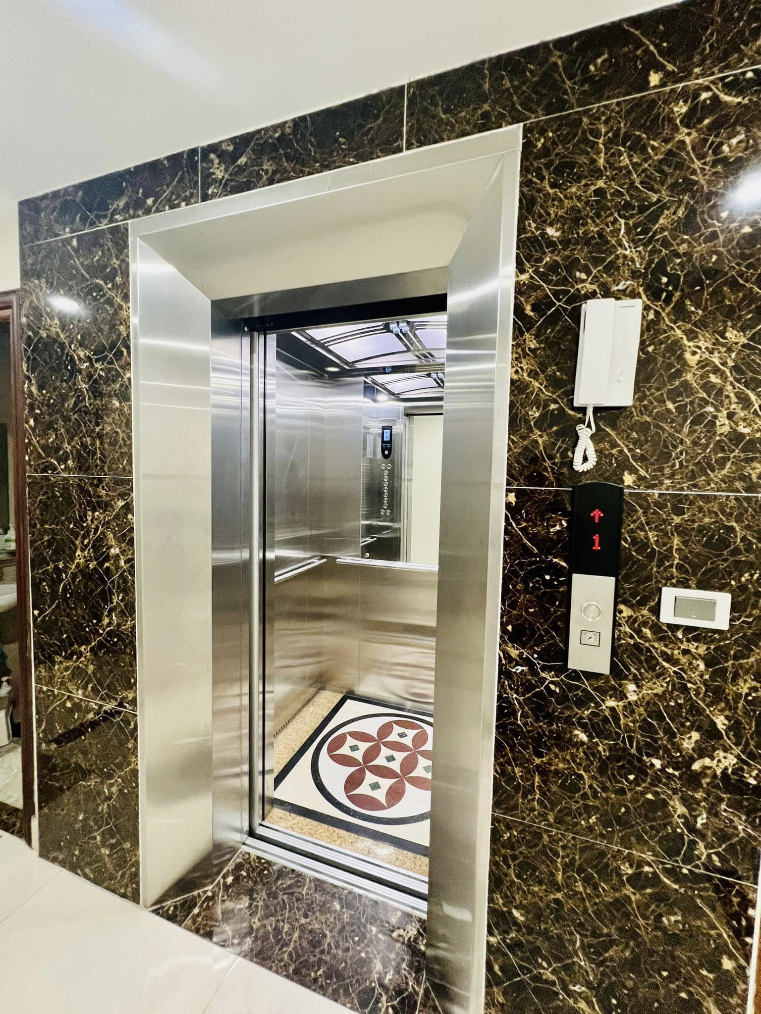 Mặt phố Châu Long, 104m2, 8T, MT5m, 62tỷ, vuông, TM, 1.8 tỷ/N.