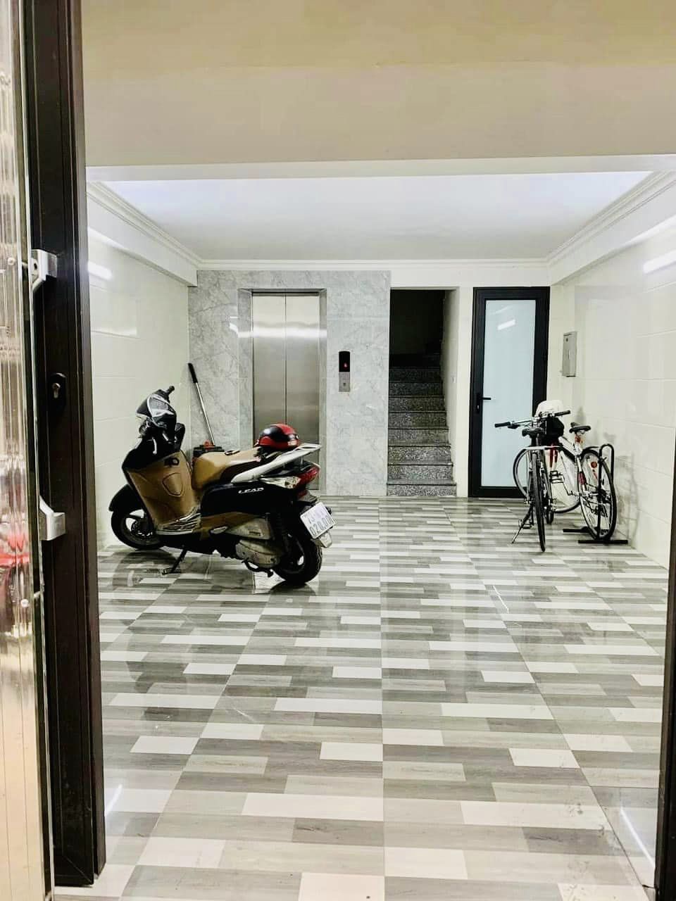 SIÊU HIẾM, Bán nhà Mỹ Đình 37m2, 6 tầng thang máy chỉ với 4 tỷ.