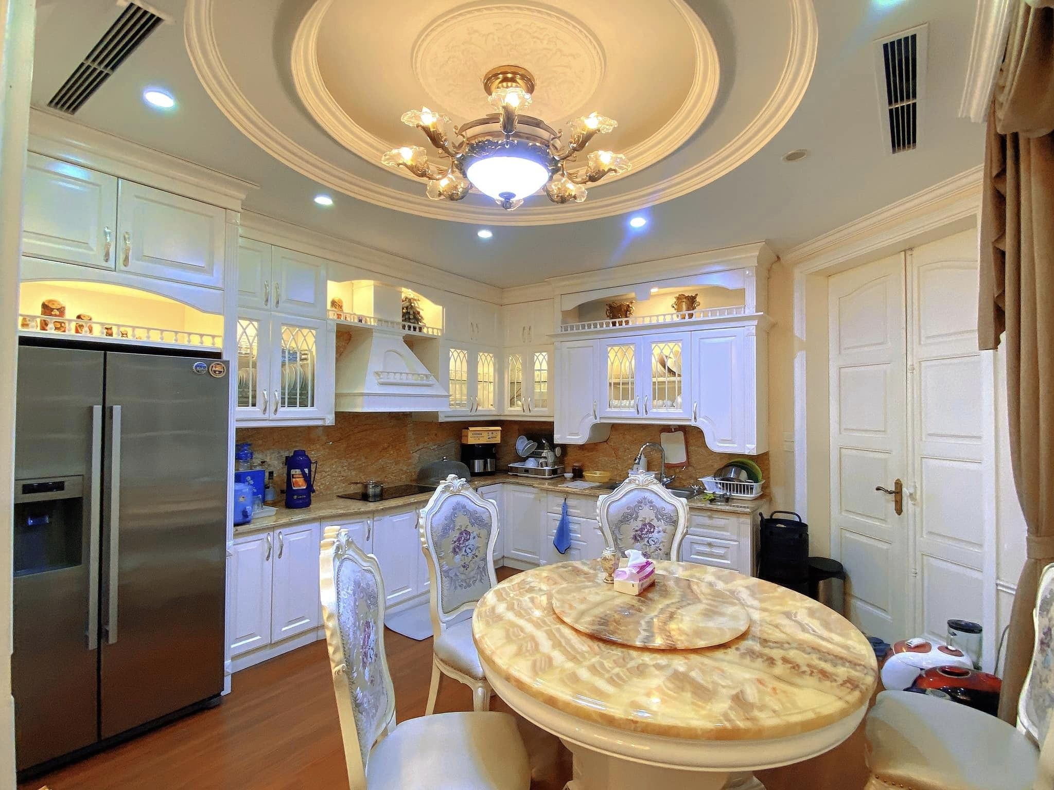 BIỆT THỰ VIP CẦU GIẤY 180m2 –MT22m THANG MÁY-Ô TÔ TRÁNH-LÔ GÓC. GIÁ CHÀO 41 TỶ.