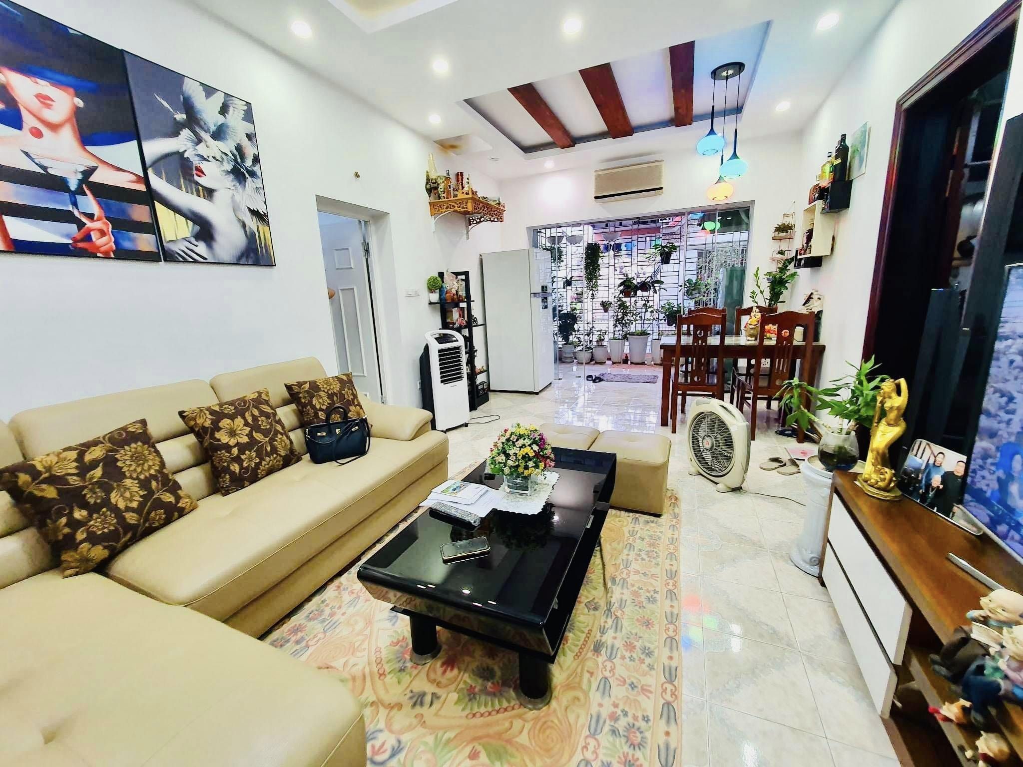 Nhà Tập Thể Lý Nam Đế, 62/150m2, 4.25Tỷ, Lô Góc, 5N2WC, Đẹp.