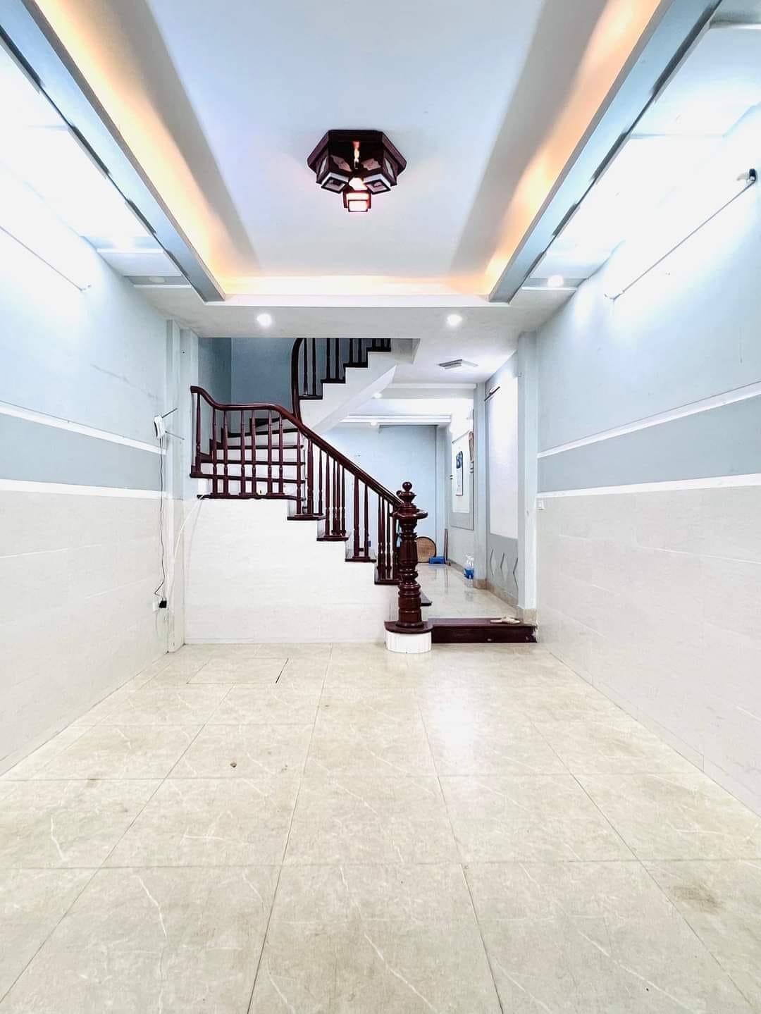 Cực Hiếm, Bán nhà Cầu Giấy 38m2, 6 tầng ngõ nông thoáng chỉ hơn 4 tỷ.