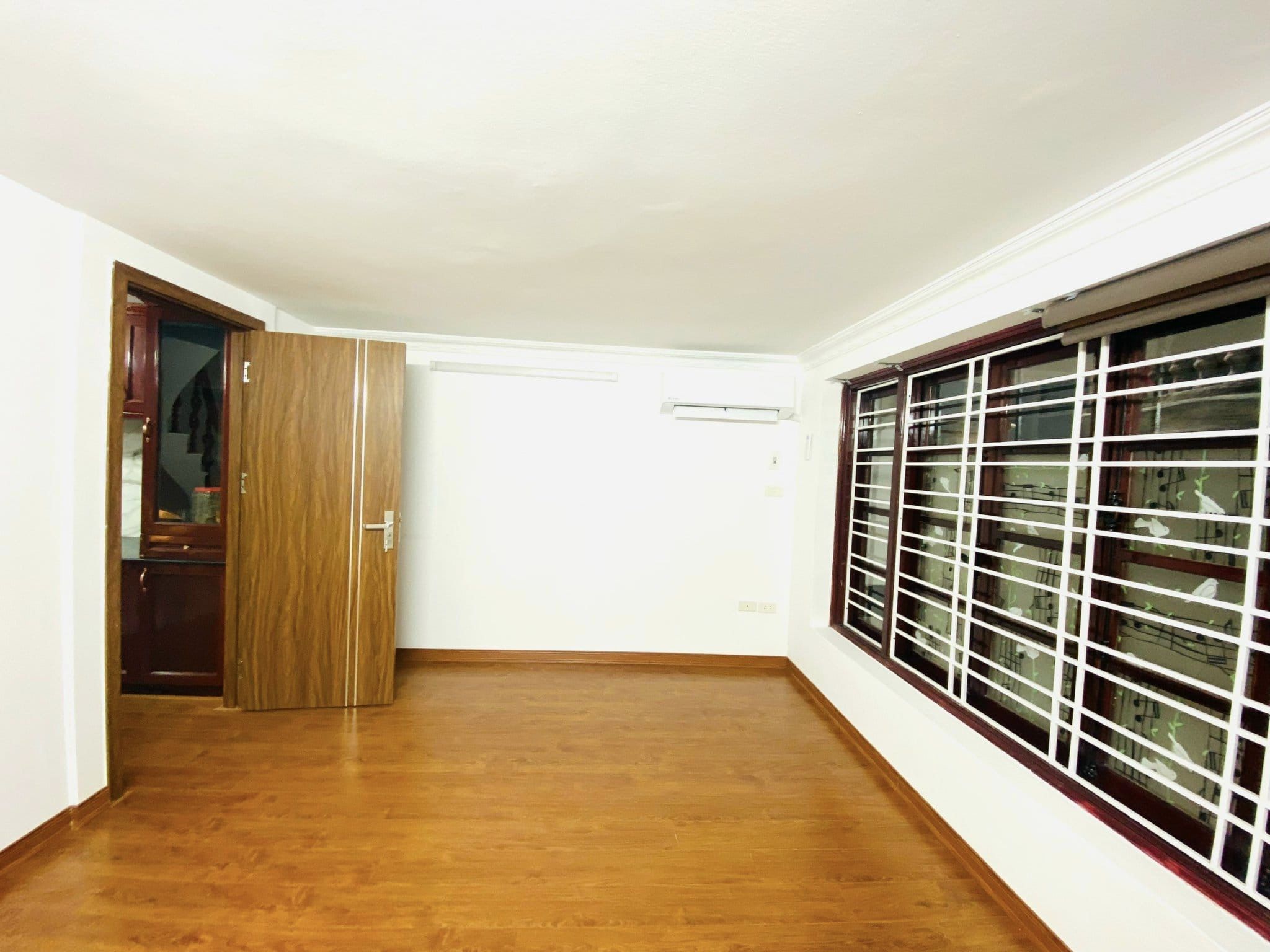 Tiếc cũng phải bán, nhà phố Hào Nam, 36m2, 5 tầng, MT 4,5m thoáng vĩnh viễn, 3 tỷ TL.