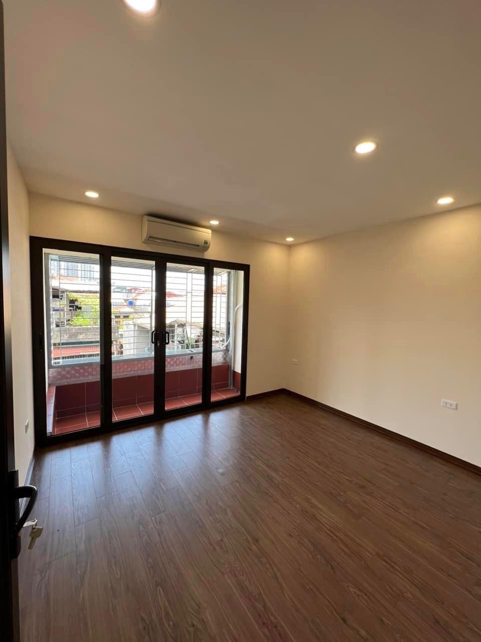 Tập Thể Thanh Nhàn,120m2, T4+T5, 2.9Tỷ, Lô Góc, 4N2WC, Đẹp.