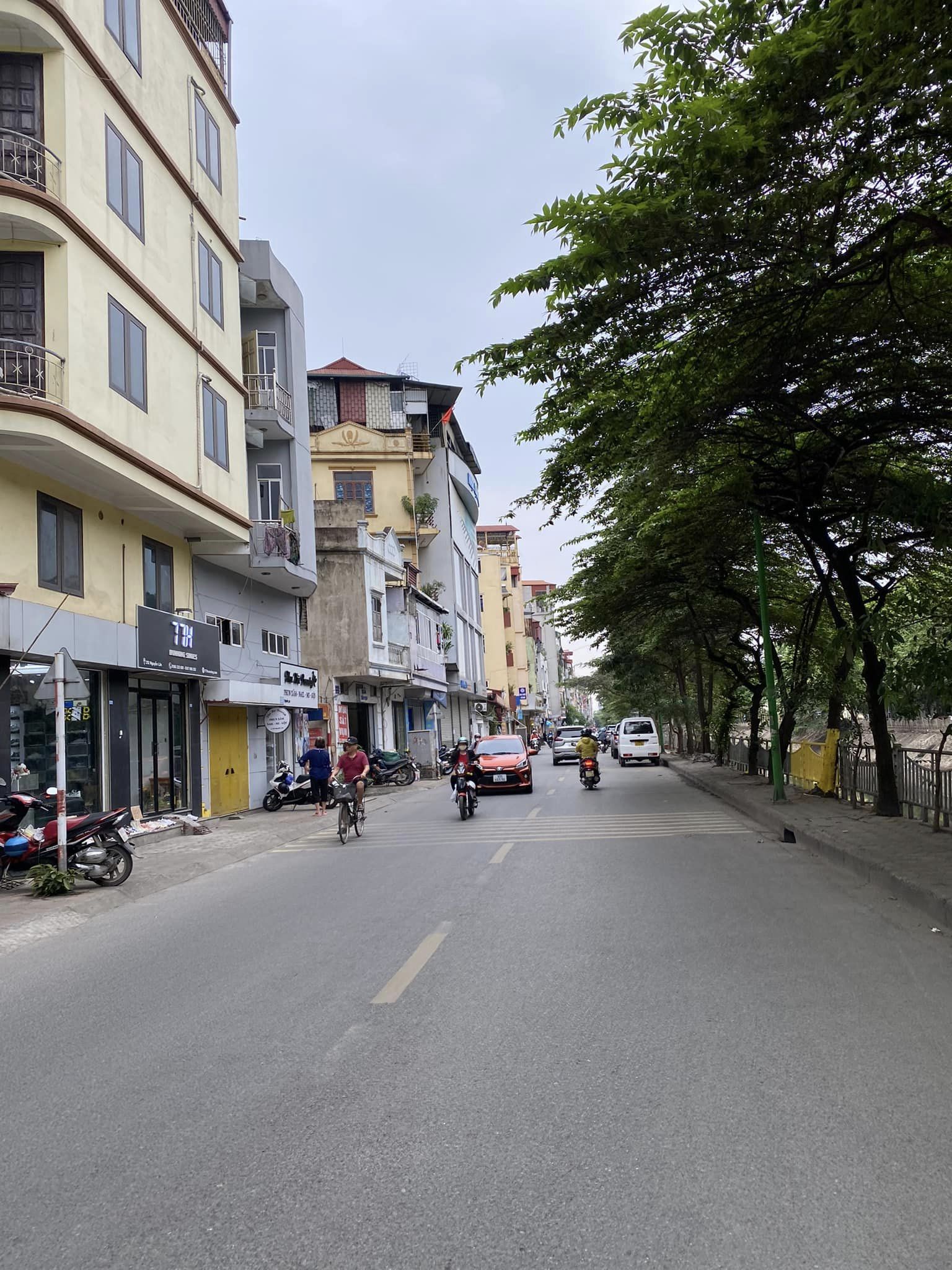 Mặt Phố Nguyễn Lân Lô Góc 50M2 Mặt Tiền 5.6M 2 Tầng 9.5 Tỷ- 2 Thoáng.