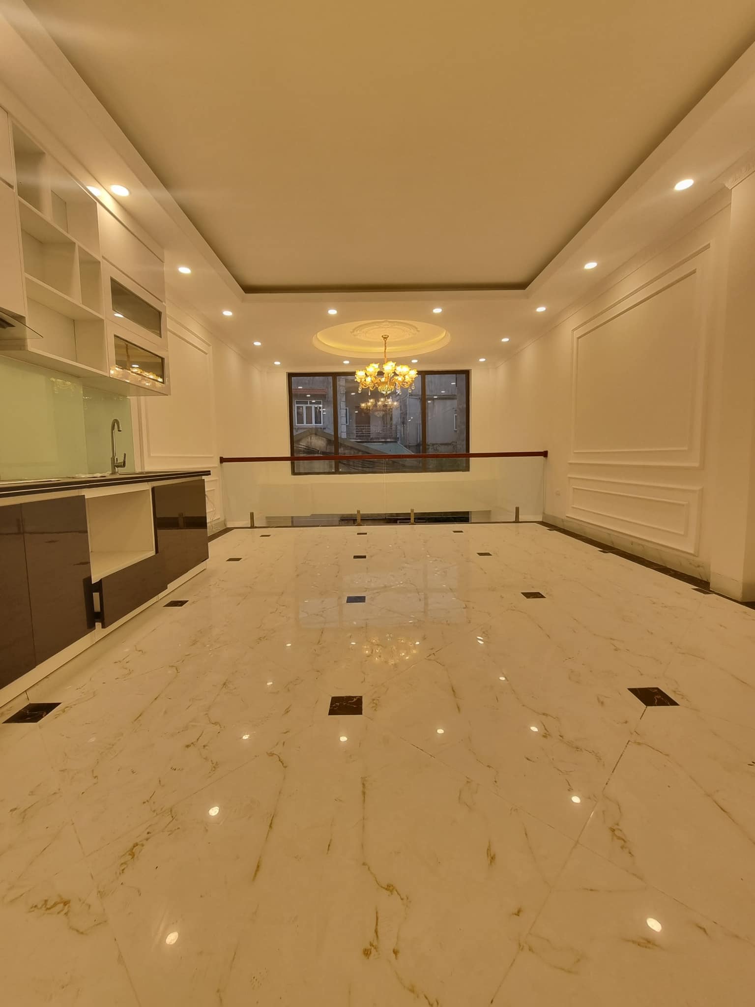 MẶT HỒ YÊN HOA, GARA 7 CHỖ, THANG MÁY, VỈA HÈ RỘNG 22.1 TỶ.