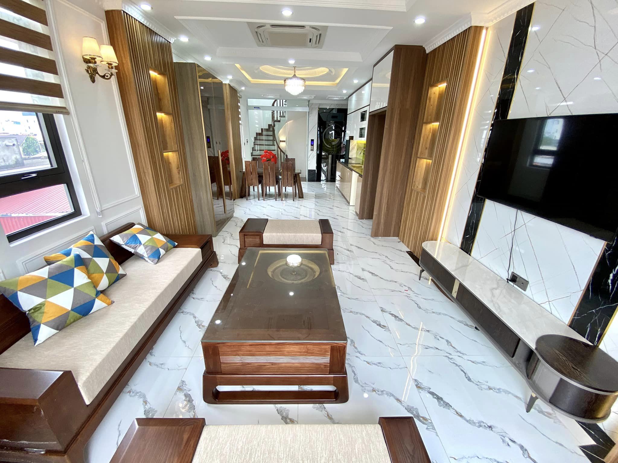 MẶT PHỐ YÊN HOA, GARA, THANG MÁY, VỈA HÈ RỘNG 22.3 TỶ.