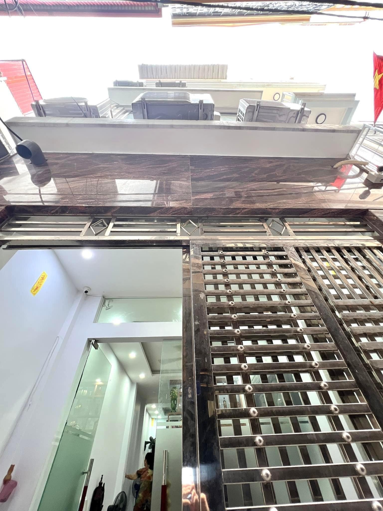 HOT, Xem Ngay! Bán nhà Cầu Giấy, 39m2, 4 tầng nhà đẹp, dân xây cạnh Ô tô chỉ với 5 tỷ.