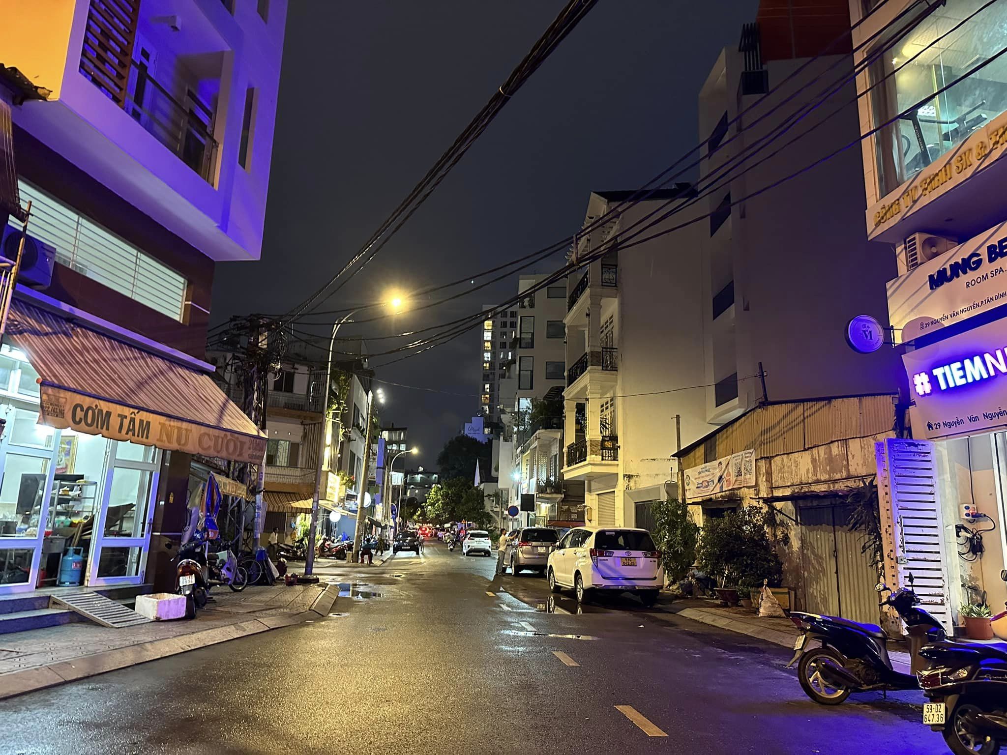 Căn góc kinh doanh Nguyễn Văn Nguyễn, căn góc, đang kinh doanh quán ăn, giá 16 tỷ.