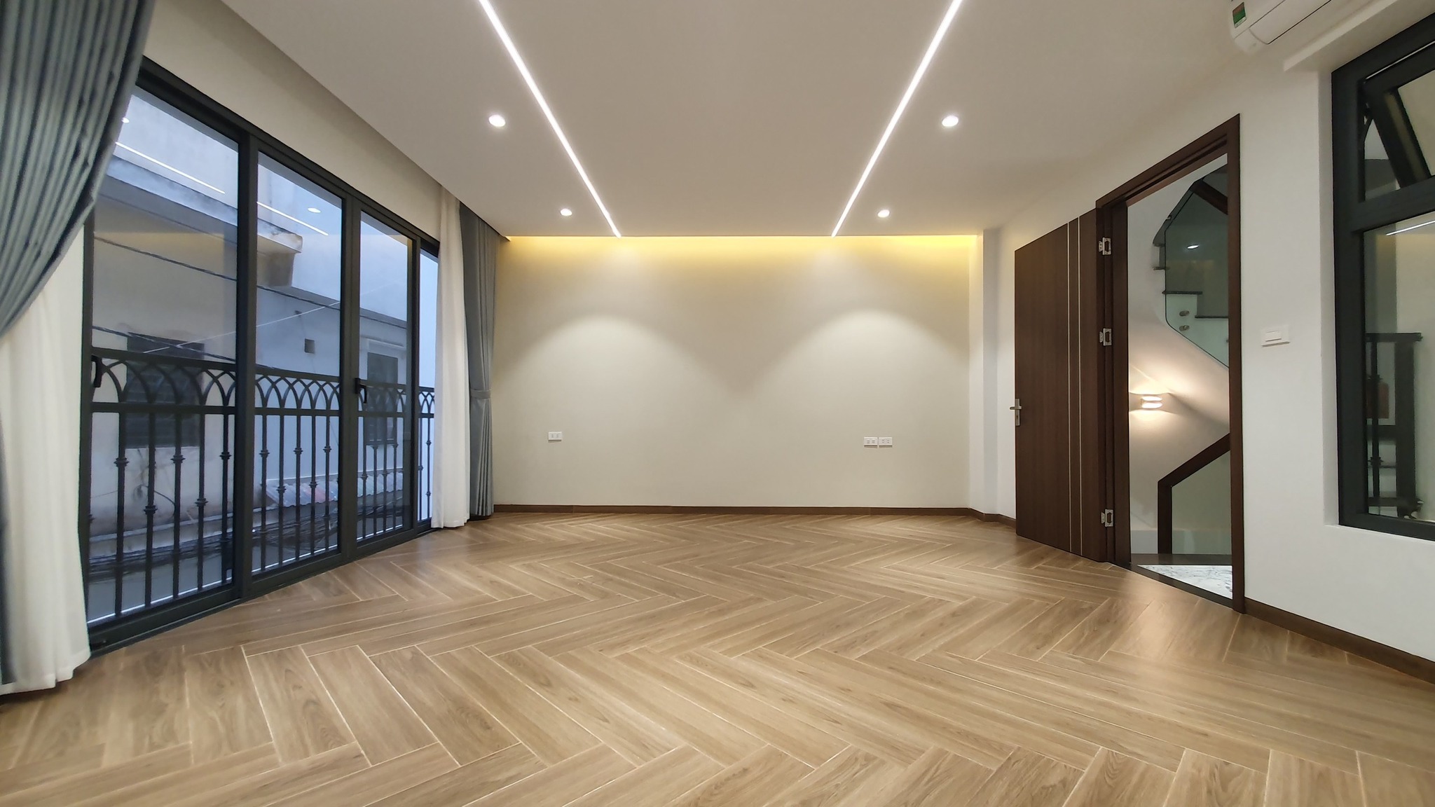 AN DƯƠNG - GARA Ô TÔ TRÁNH, THANG MÁY NHẬP, KINH DOANH TỐT 11.5 TỶ.