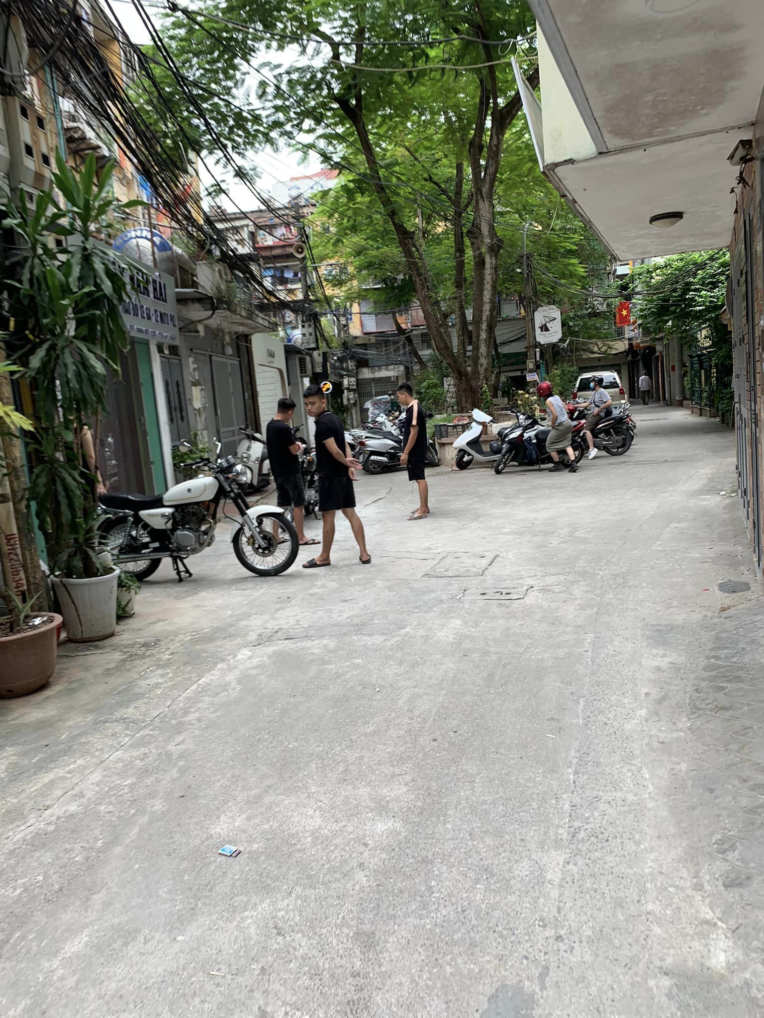 BÁN ĐẤT TẶNG NHÀ 3T CŨ-Ô TÔ VÀO NHÀ-THÁI THỊNH-TT ĐỐNG ĐA-52m-CĂN GÓC.