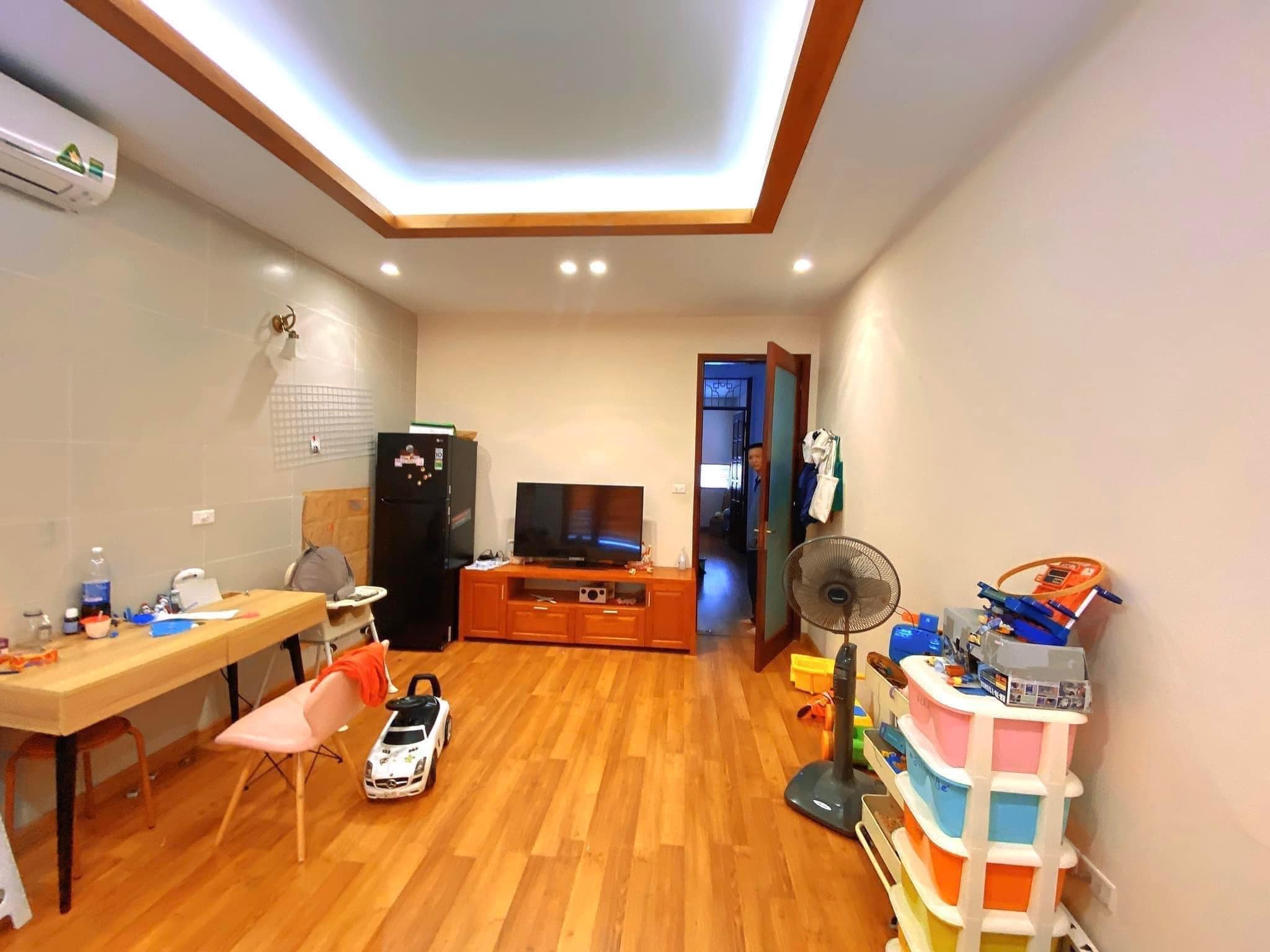 Bán Nhà Mặt Phố Đội Cấn 100M2 3 Tầng MT 5.5M 22.5 Tỷ-Lô Góc 3 Mặt Thoáng-QH ổn định.