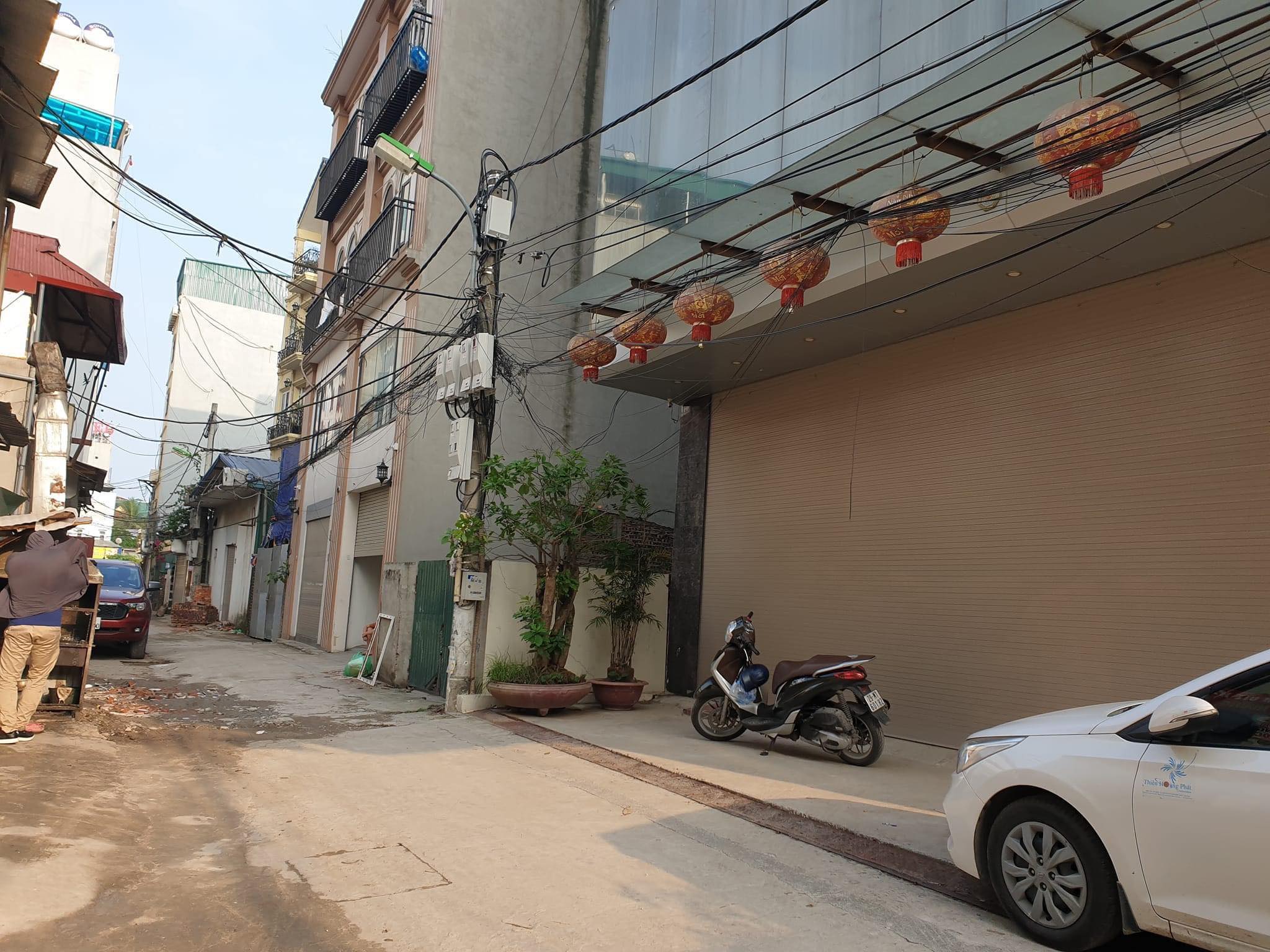 bán toà nhà Long Biên, 245m x 6tầng, mặt tiền 13m, móng 11 tầng, thang máy, thông sàn.