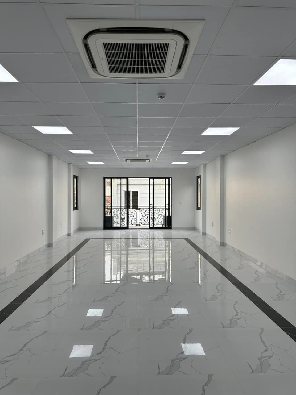 TÒA NHÀ VĂN PHÒNG MẶT PHỐ NGUYỄN HOÀNG - 8 TẦNG THANG MÁY - KINH DOANH TỐT MỌI LOẠI HÌNH.