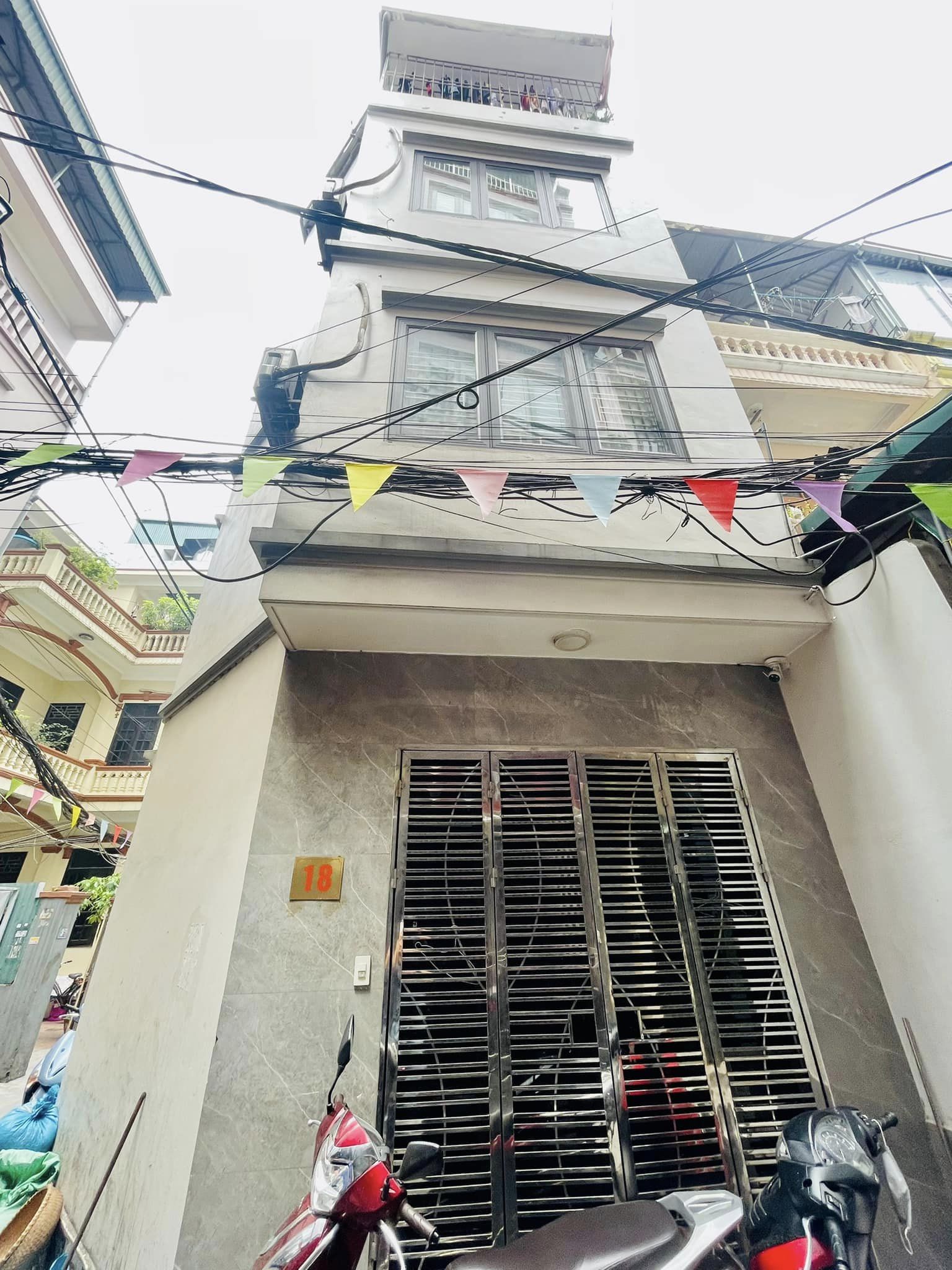 Bán nhà Lô góc ở Mễ Trì, Từ Liêm Cạnh Ô tô tránh, Tặng Full nội thất 43m2, chỉ với 5 tỷ.