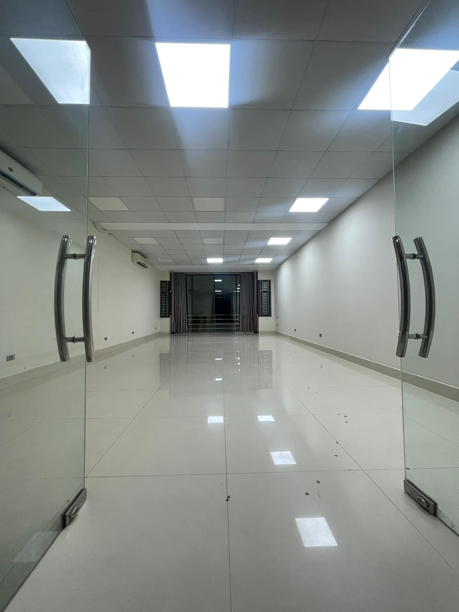 Bán Toà VP Trung Kính 100m2, 7 tầng thang máy, cho thuê 110tr/ th, giá 32 tỷ.