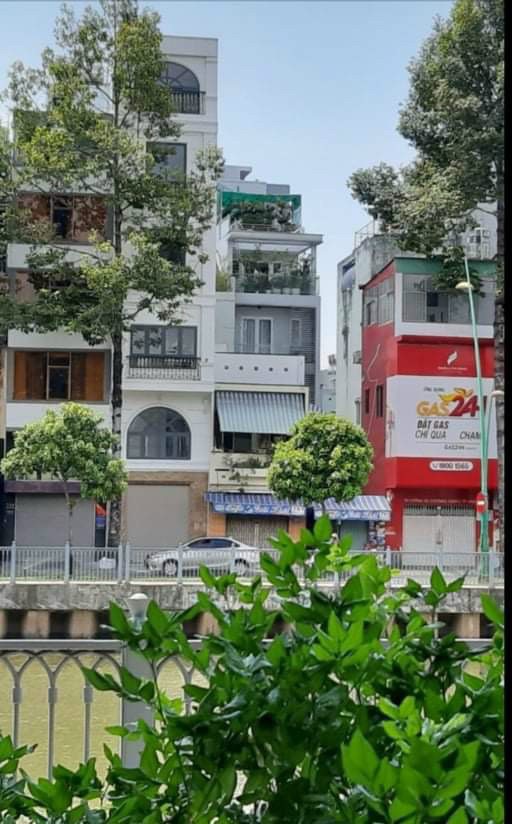 Bán nhà 2 măt tiền 749 Hoàng Sa P9 Q3 - DT 4 x10 - 5 lầu thang máy , đang cho thuê 50tr/th.