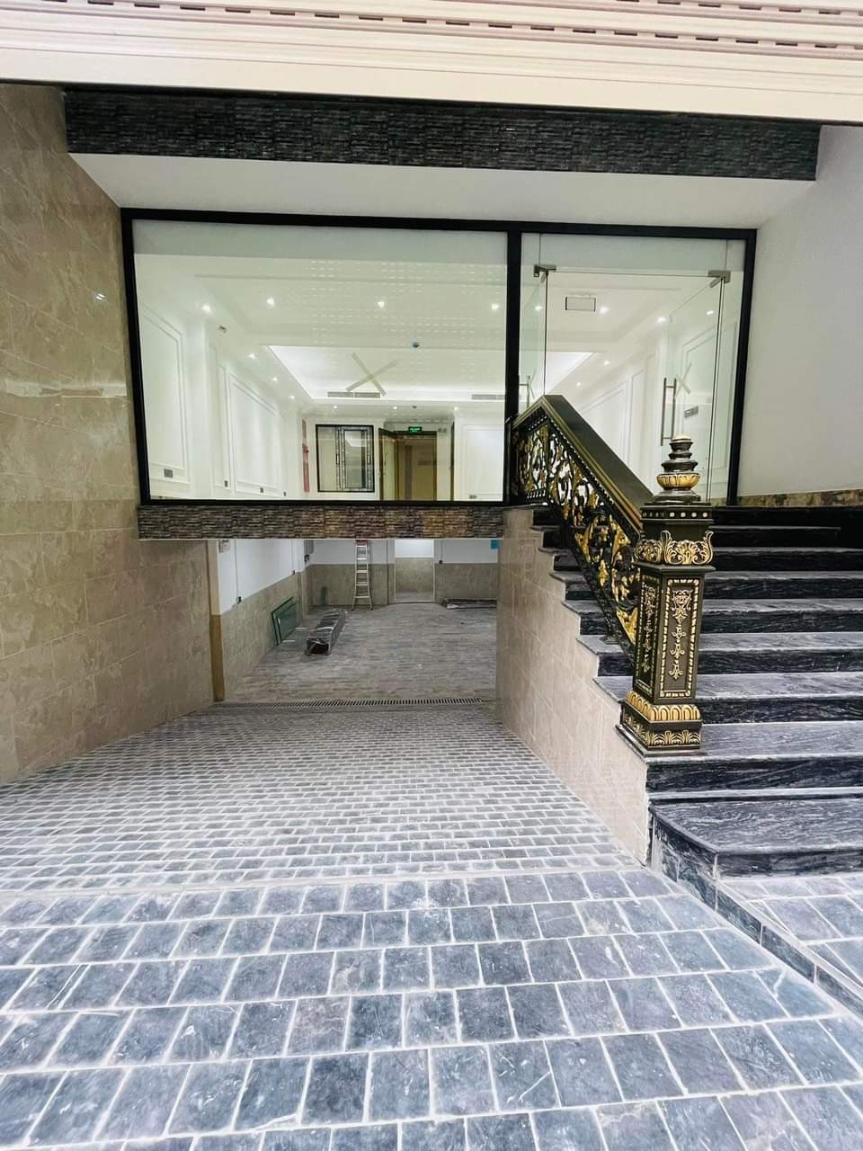 Chính chủ nhờ bán nhà Dương khuê, 3 oto tránh, vỉa hè rộng, thang máy, văn phòng vip,diện tích 64m, MT 5,8m giá chỉ.