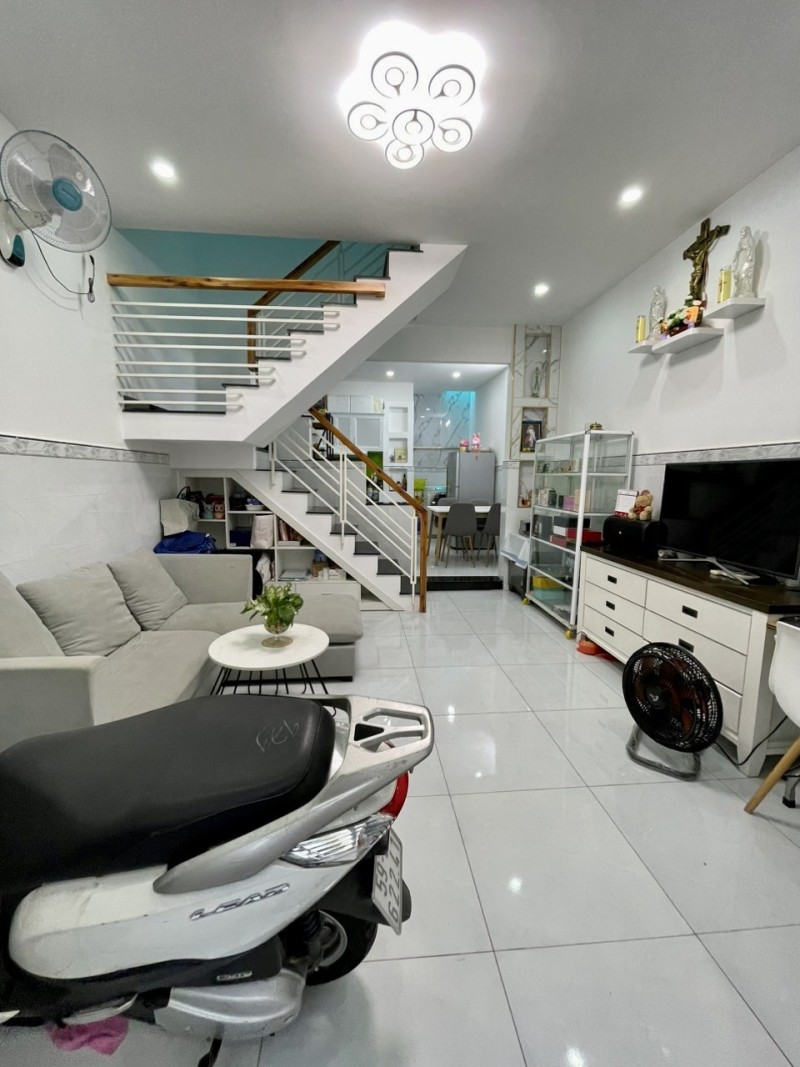 Bán nhà Lạc Long Quân, Tân Bình – 32m2, 3 tầng rất đẹp, chỉ 3 tỷ X.