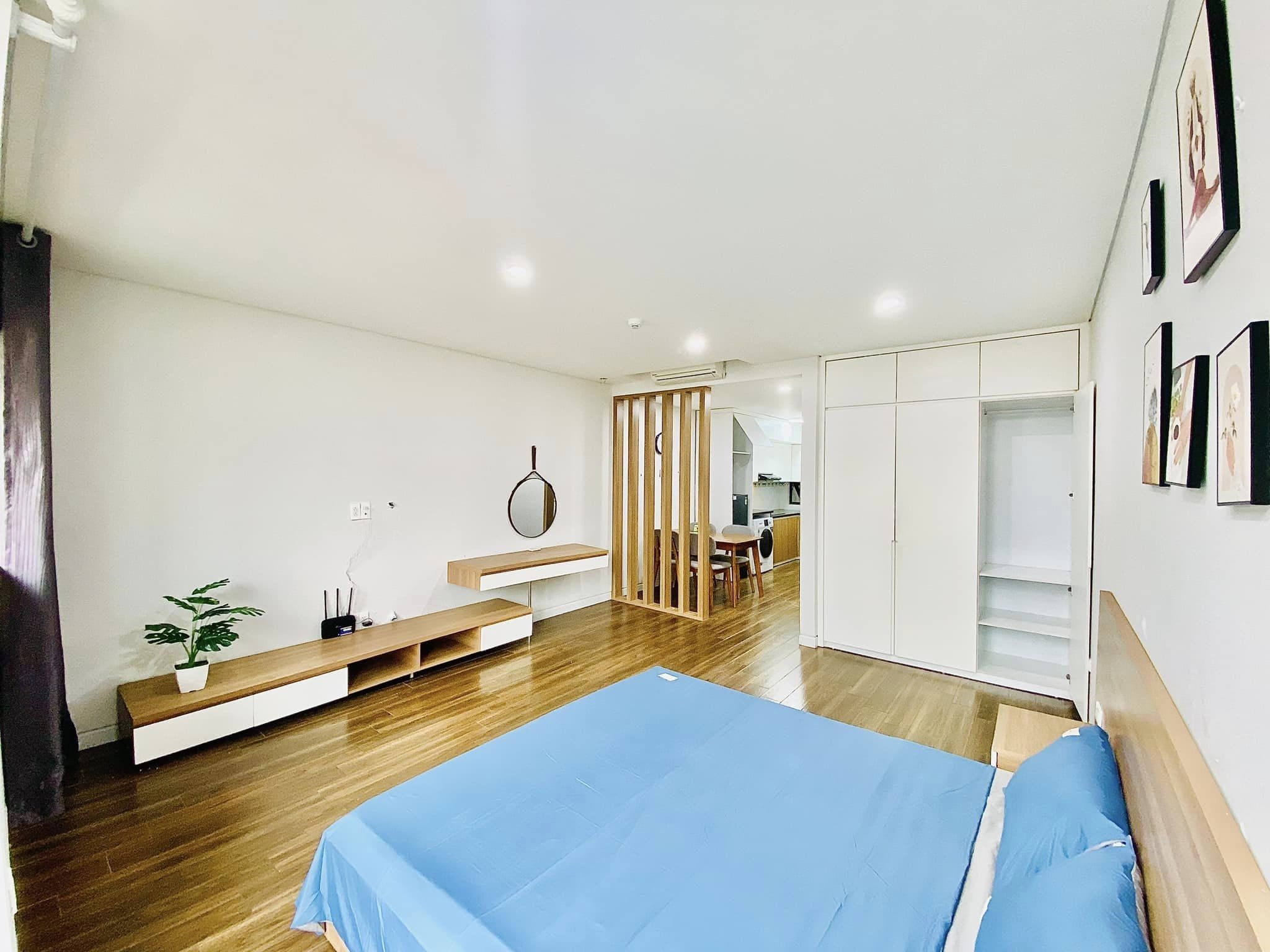 Bán Nhà trọ ngã tư Xuân Thủy, Cầu Giấy, 180m2x9T, MT12m, lô góc, 40P, DT 200tr/tháng.