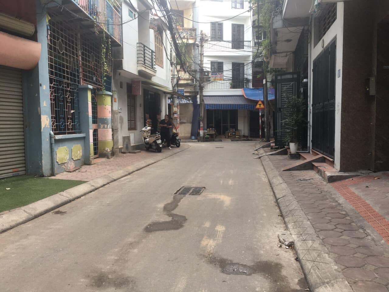 Bán đất Lĩnh Nam, Hoàng Mai, tặng nhà 3 tầng cũ, phân lô vỉa hè,ô tô tránh 80 m2,11 tỷ 800.