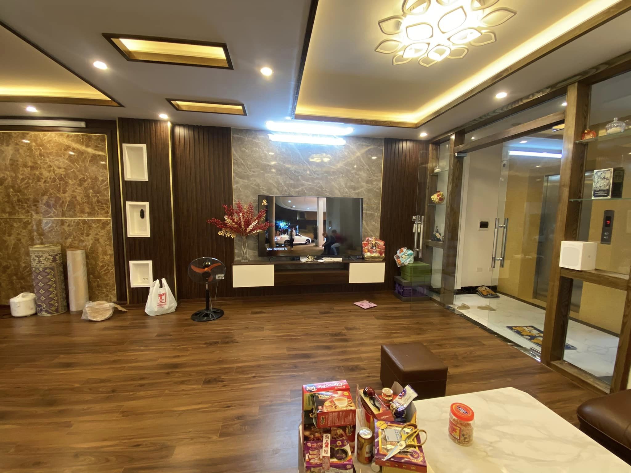 Bán nhà Lĩnh Nam, Hoàng Mai, phân lô, thang máy, 7 chỗ vào nhà 60 m2, 9 tỷ 900.