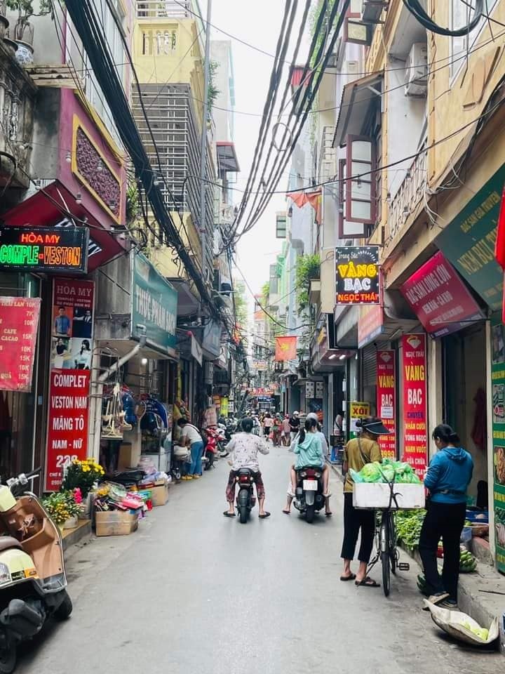 Bán gấp nhà Lô góc Chợ Khâm Thiên, Đống Đa, 70m2, mt10m, giá 4.5 tỷ.