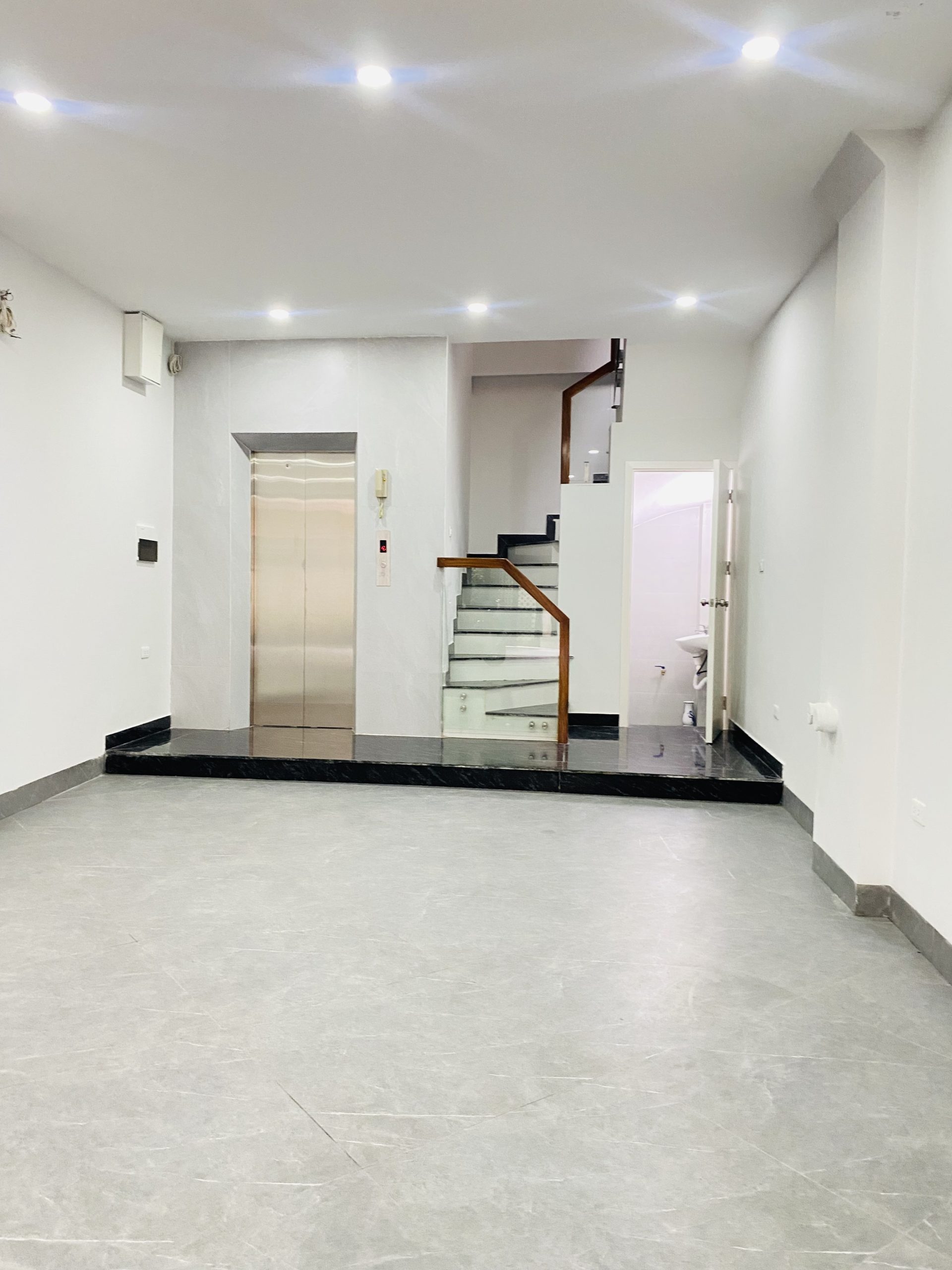 Cực hiếm! Bán nhà phố Ngọc Lâm,sát phố, thang máy, gara 2 ô tô, 6 tầng, 59m2.