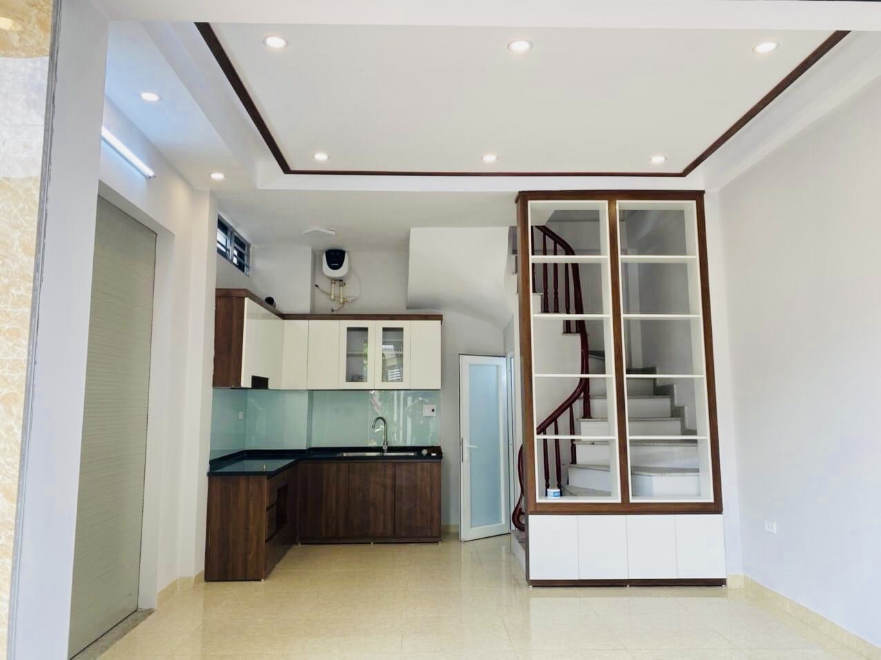 BÁN NHÀ GIÁP NHỊ QUẬN HOÀNG MAI - 36M 5 TẦNG MT 5M - HƠN 3 TỶ NGÕ THÔNG 10M RA PHỐ LÔ GÓC 3 MẶT THOÁNG NHÀ ĐẸP.