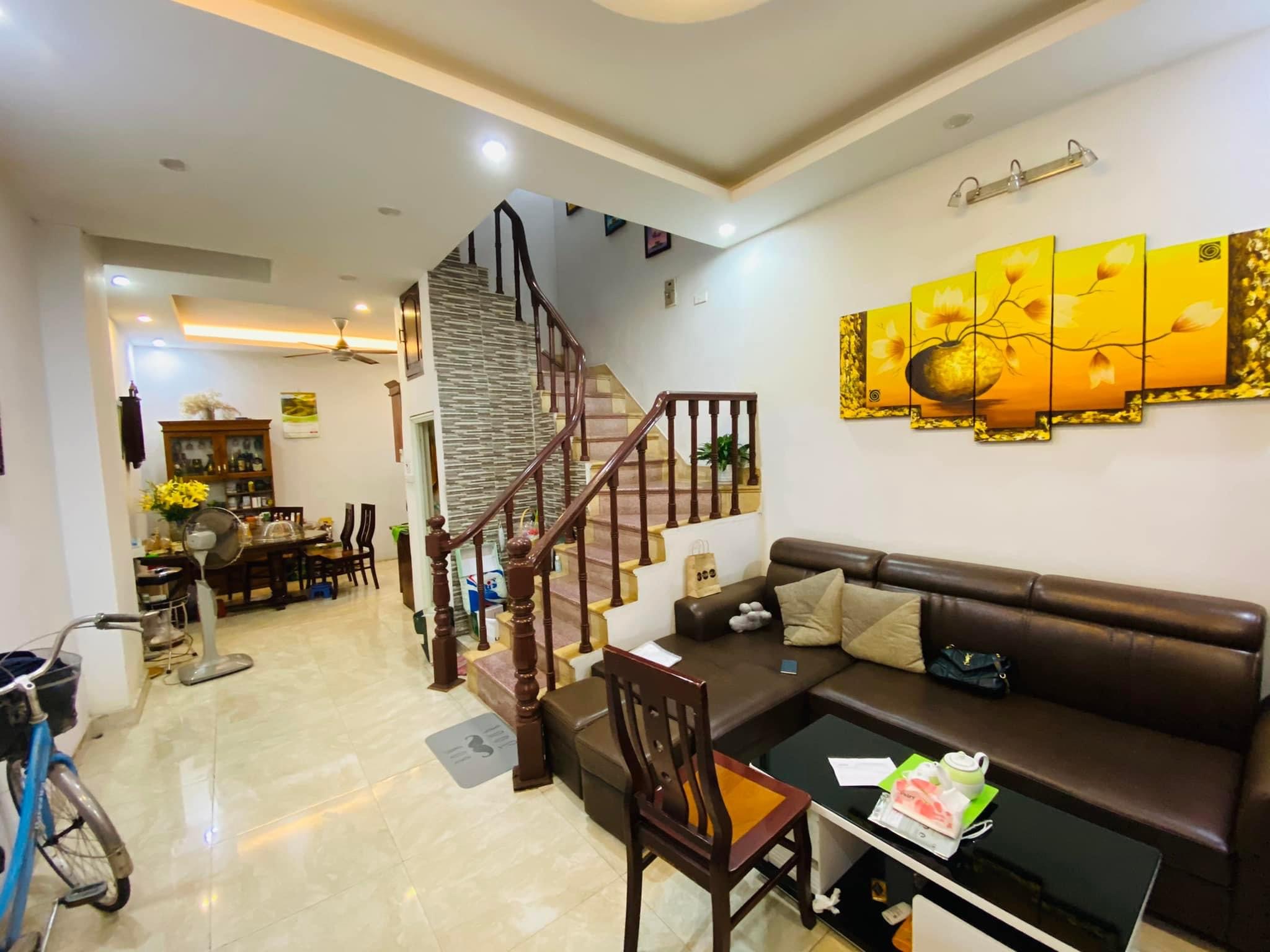 Bán nhà đẹp phân lô Hoàng Quốc Việt- Ô tô tránh, 41M2 x4T, MT4.2m giá 10.5 tỷ. Sổ vuông.