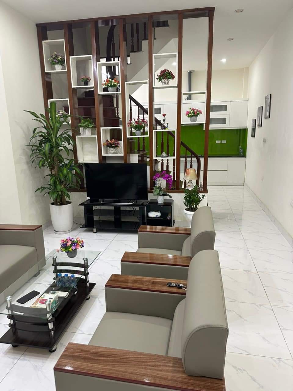 TRUNG TÂM CẦU GIẤY Ô TÔ SÁT CỬA NHÀ ĐẸP,NGÕ THÔNG QUAN HOA ,NGUYỄN KHÁNH TOÀN