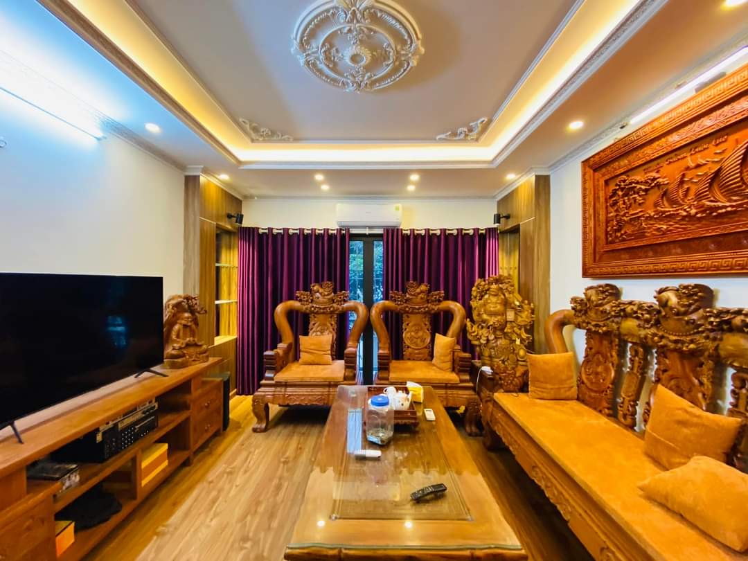 TRUNG TAM CẦU GIẤY, NHÀ 6TANG ĐẸP LONG LANH,CÁCH Ô TÔ VÀI BƯỚC CHÂN, AN SINH ĐẸP