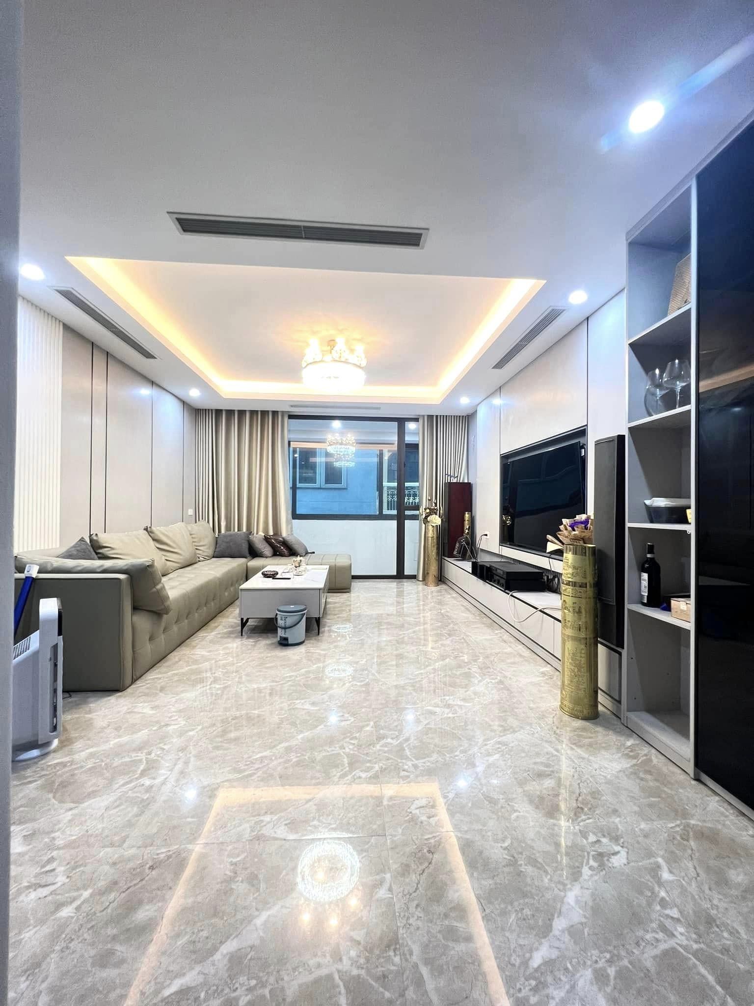 Bán nhà phố Hào Nam 45m2, 6T thang mới máy full nội thất giá 8.7 tỷ gần Hồ Hoàng Cầu.