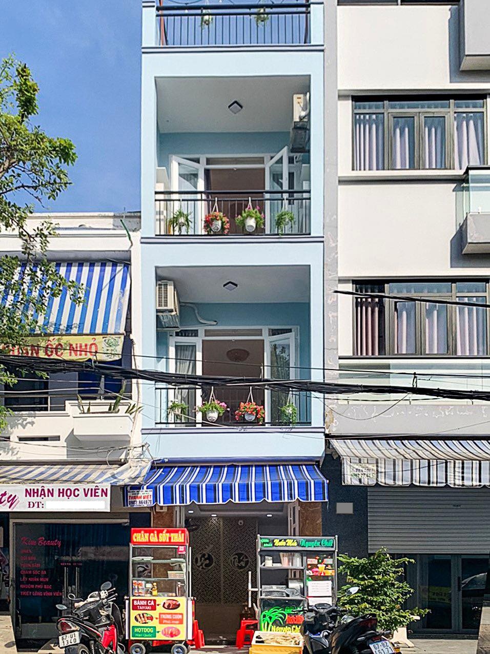 CỰC RẺ - Nhà mặt tiền 4 Tầng Quận 7, nội thất rất xinh, kinh doanh cực sầm uất.