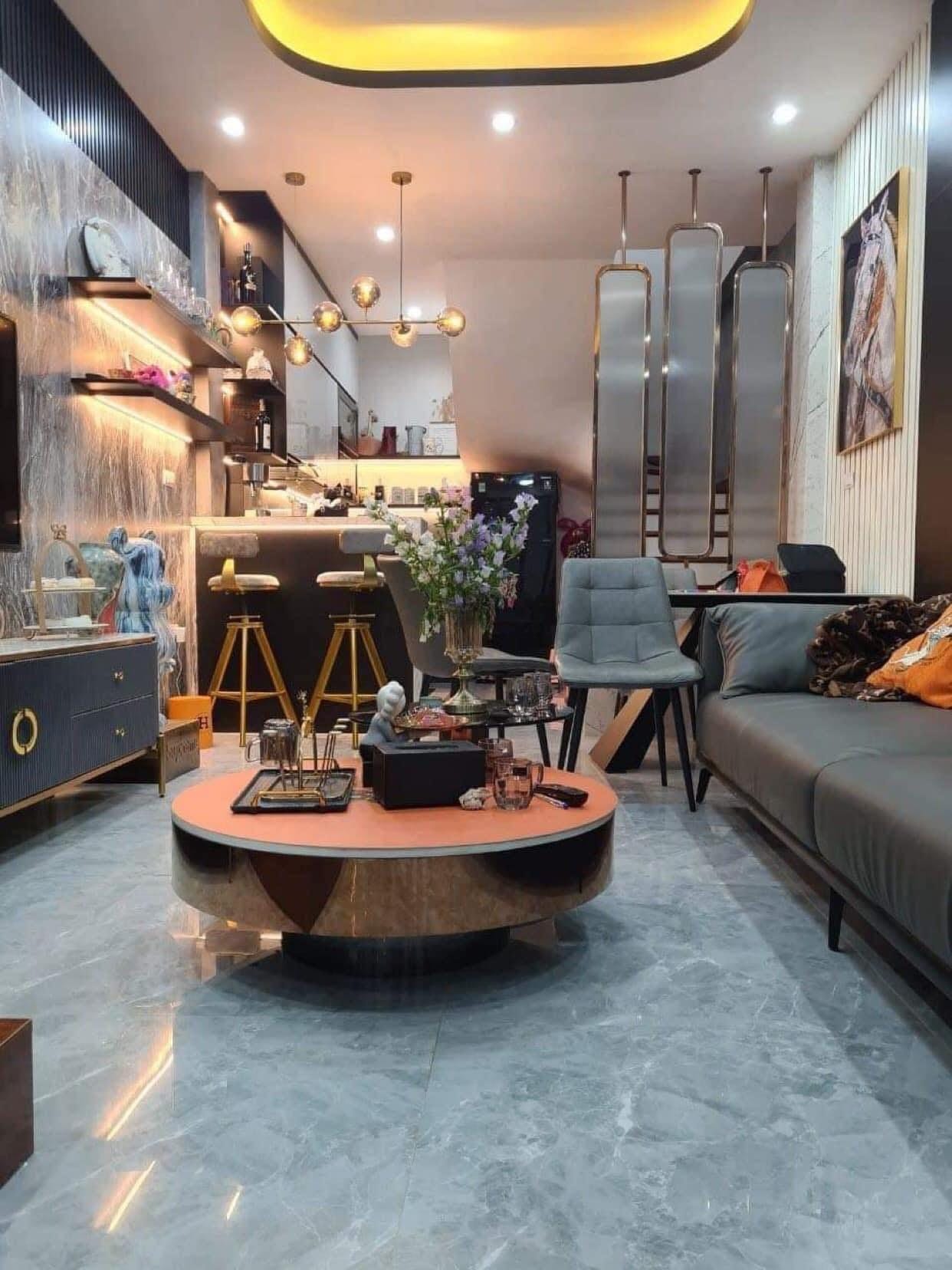 NHÀ ĐẸP NỘI THẤT SANG XỊN, KHÁCH CHỈ XÁCH VALI VỀ Ở RẤT GẦN PHỐ