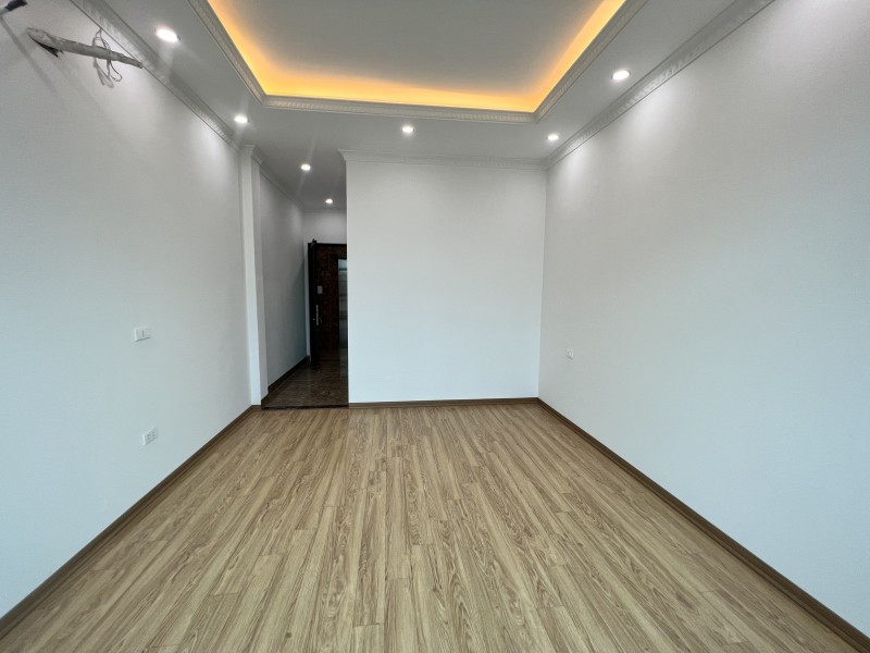 Bán nhà Xã Đàn 40m2 5 tầng, mt 5m, lô góc, 3 mặt ngõ 3 gác đua, 3 thoáng, gần phố, 4.8 tỷ.