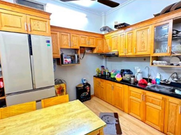 Phòng bếp rộng rãi của căn nhà 4 phòng ngủ trong ngõ 94 Hồng Tiến cần bán can-nha-4-phong-ngu-trong-ngo-94-hong-tien-can-ban-2