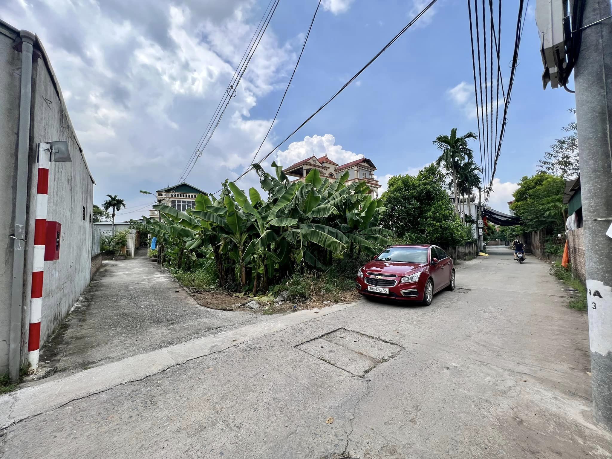 BÁN ĐẤT TẶNG NHÀ C4(2 PHÒNG NGỦ,CỰC RỘNG) , Ô TÔ 7 CHỖ VÀO ĐẤT.. DT 130 M2 CHỈ NHỈNH 2 TỶ TẠI_ LONG BIÊN, HÀ NỘI.