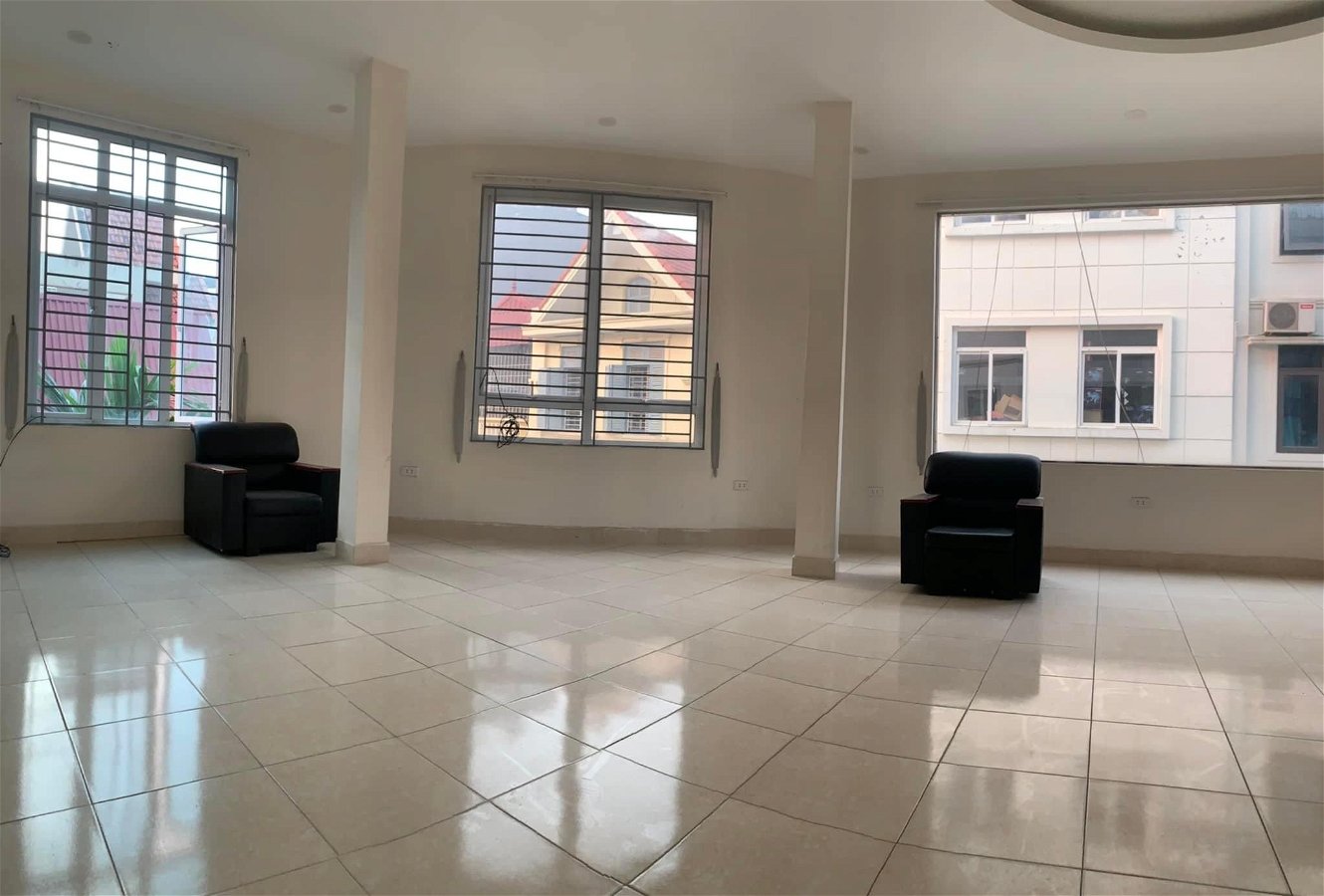 Bán nhà Phố Mai Dịch, Cầu Giấy Lô góc, 63 m2, 6 tầng, vỉ hè, ô tô tránh, KD đỉnh.