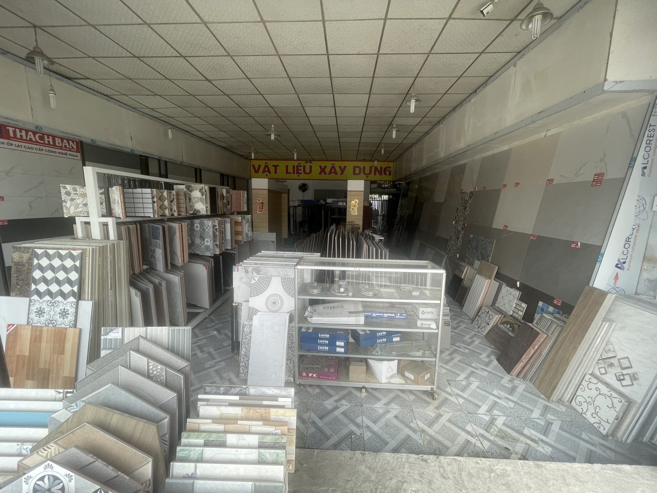 Bán MẶT BẰNG Đặng Thúc Vịnh Diện tích 8x30 2PN 2 WC Đường trước nhà 30m 6 lane xe.