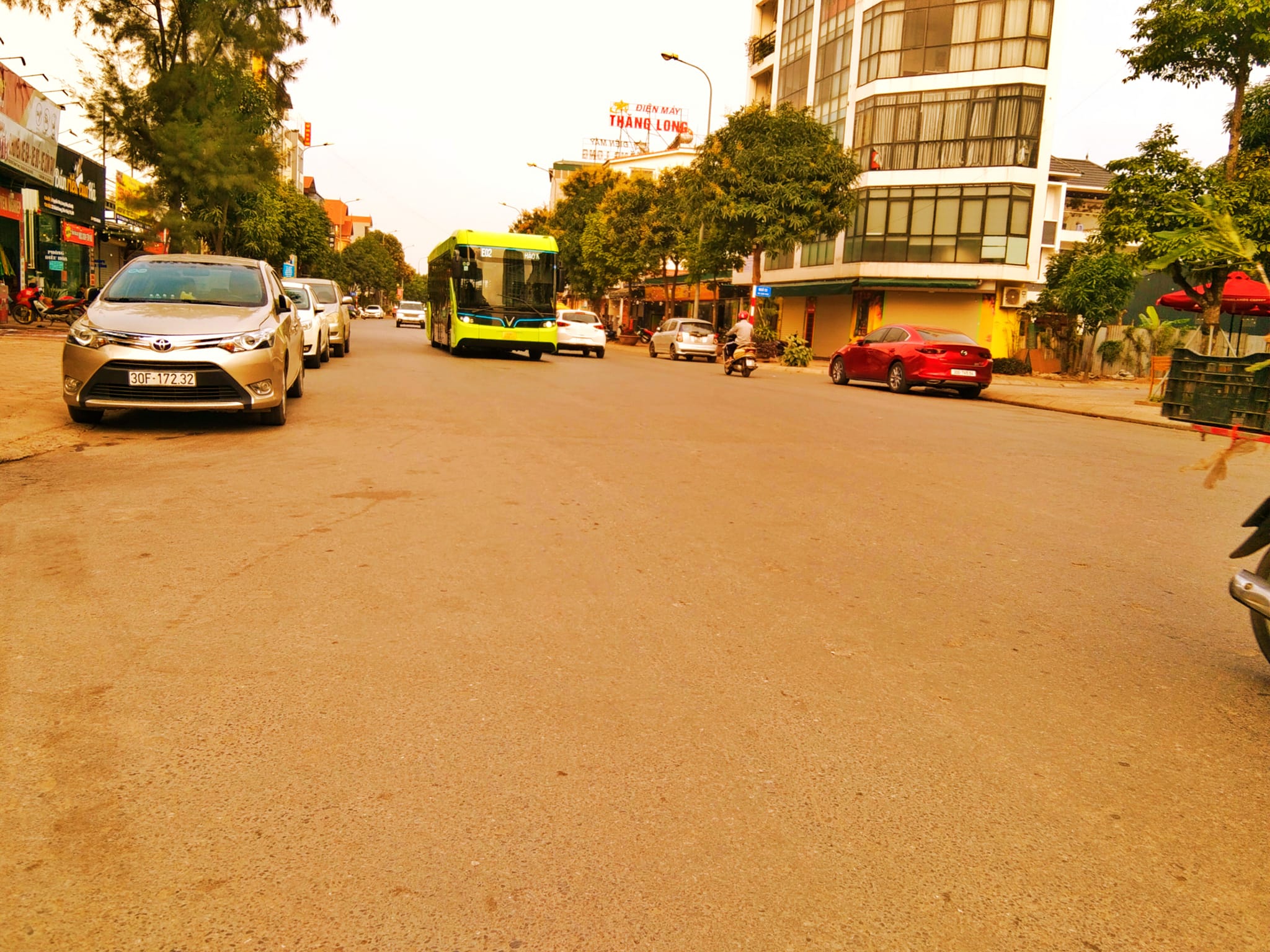 Nhà phố Trâu Quỳ mặt đường 30m kinh doanh cực đỉnh.