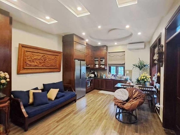 Không gian tầng 2 với phòng bếp hiện đại ngoi-nha-ban-98m2-trong-ngo-380-ngo-gia-tu-2