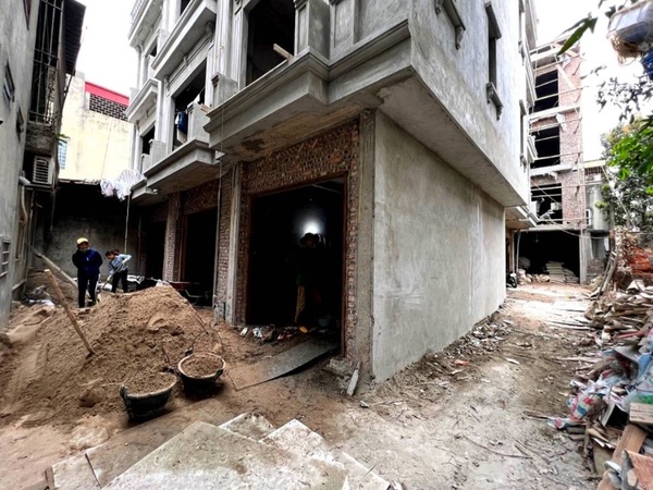 Ngôi nhà bán có đường vào nhà rộng, ô tô 4 chỗ lưu thông dễ dàng nha-ban-5-tang-trong-ngo-638-ngo-gia-tu-1