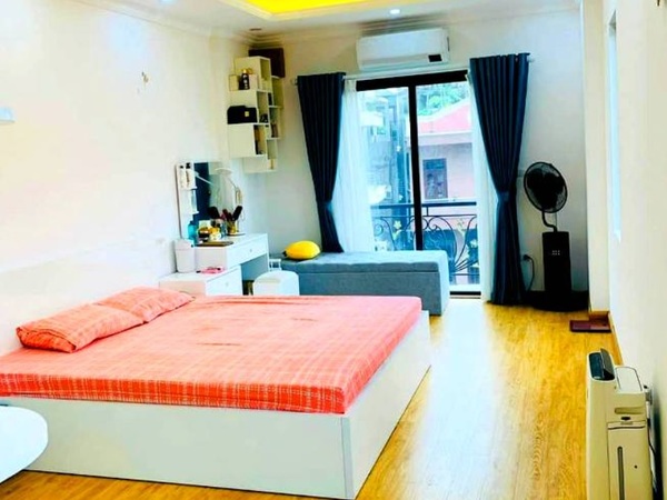 Không gian phòng ngủ rộng rãi với cửa sổ thoáng mát nha-mat-ngo-45-hong-tien-42m2-can-ban-2