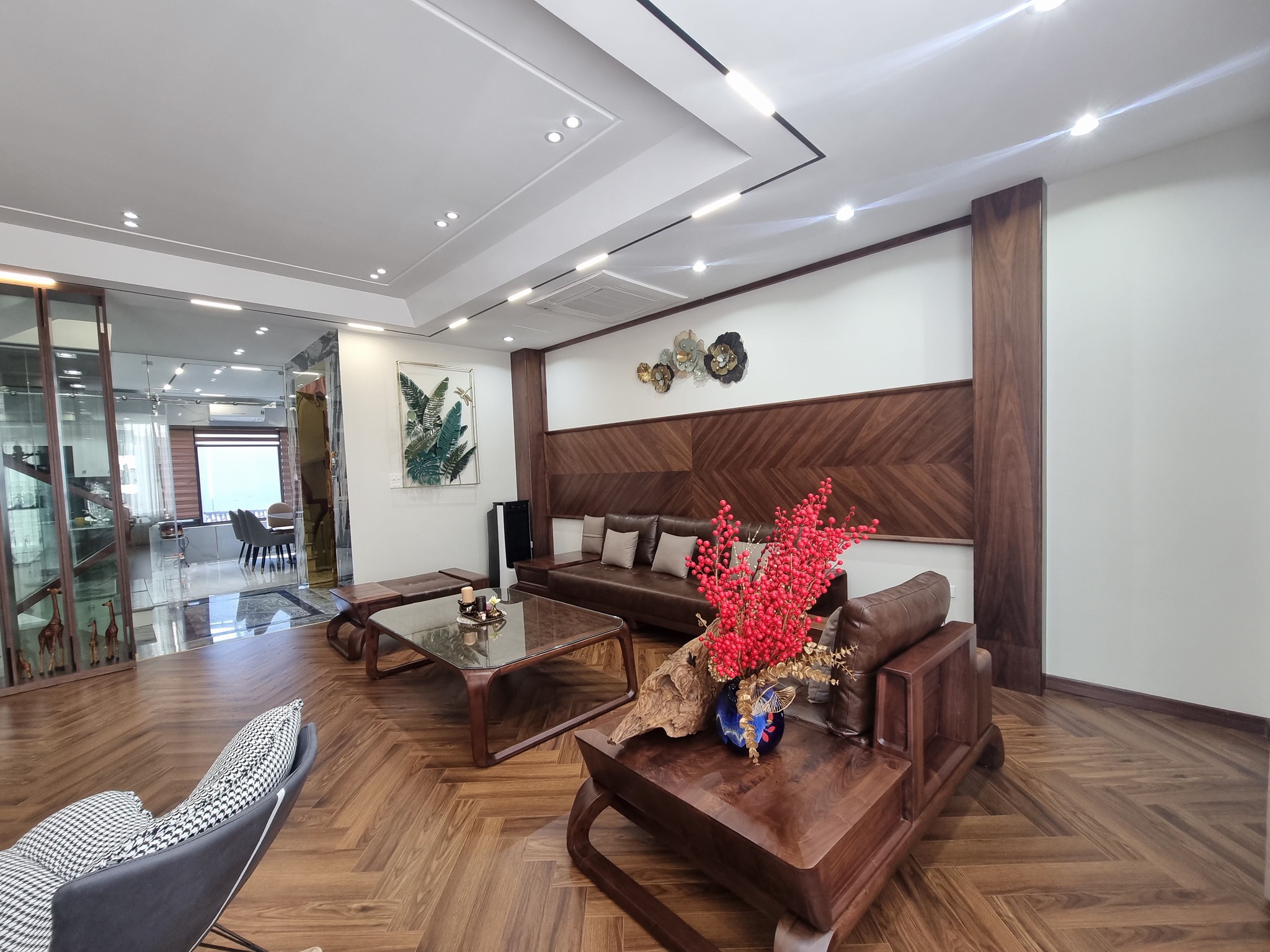 BÁN NHÀ 5 TẦNG _ DÂN XÂY_ Ô TÔ _PHỐ NGUYỄN VĂN CỪ ( LONG BIÊN).